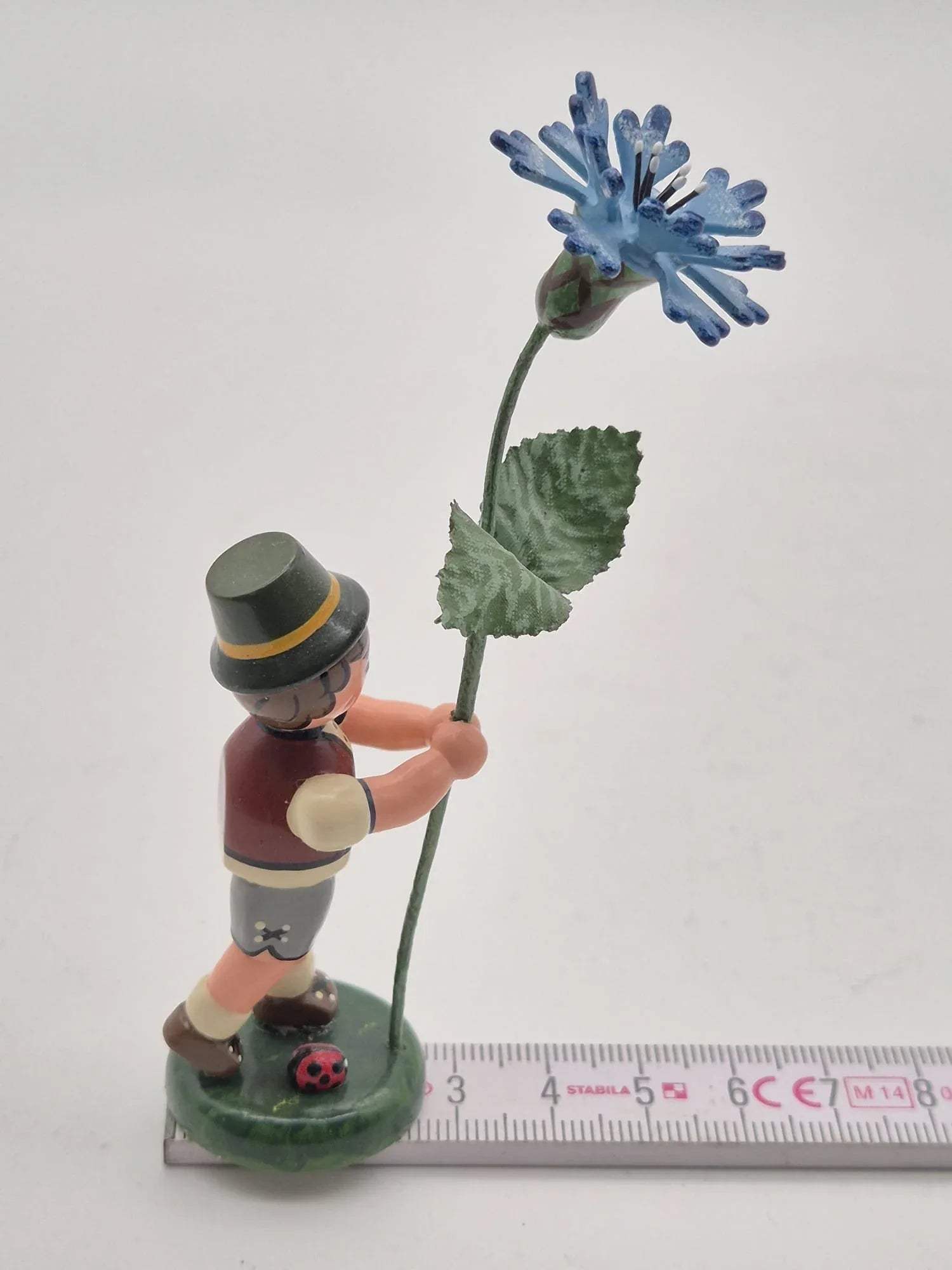 Hubrig Volkskunst GmbH – Junge mit großer blauer Blume, Erzgebirge