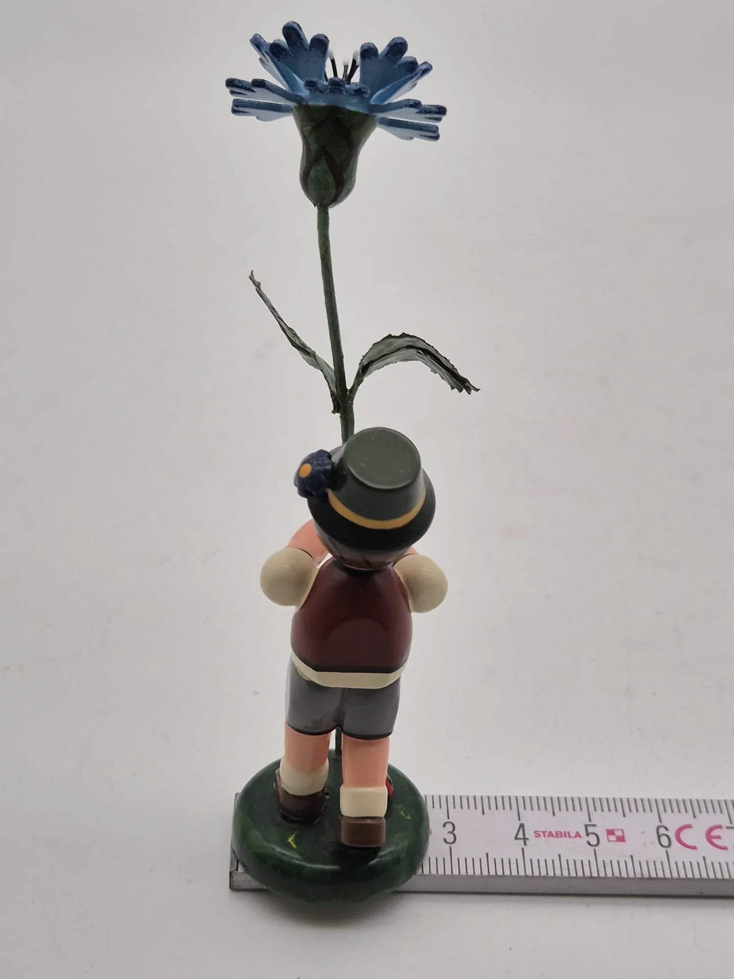 Hubrig Volkskunst GmbH – Junge mit großer blauer Blume, Erzgebirge
