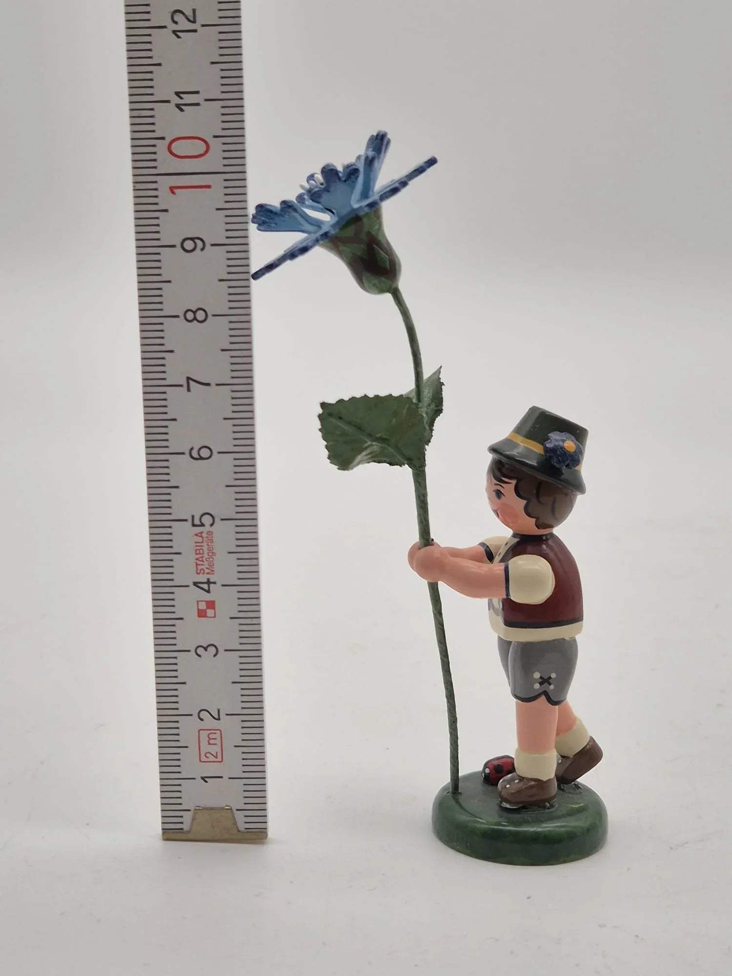 Hubrig Volkskunst GmbH – Junge mit großer blauer Blume, Erzgebirge