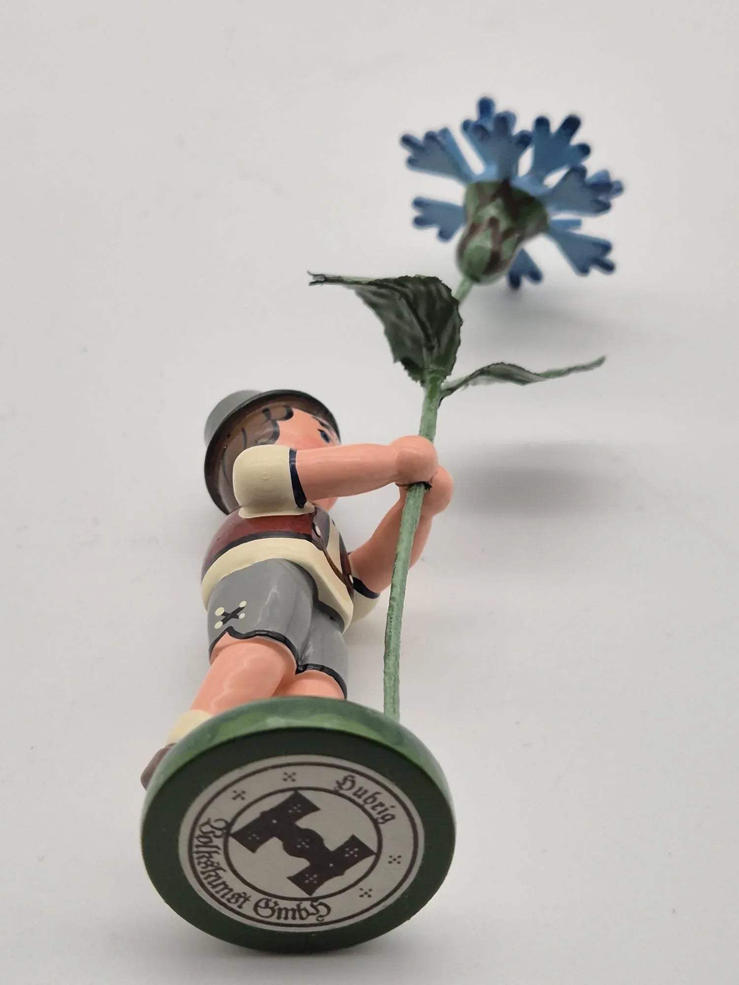 Hubrig Volkskunst GmbH – Junge mit großer blauer Blume, Erzgebirge