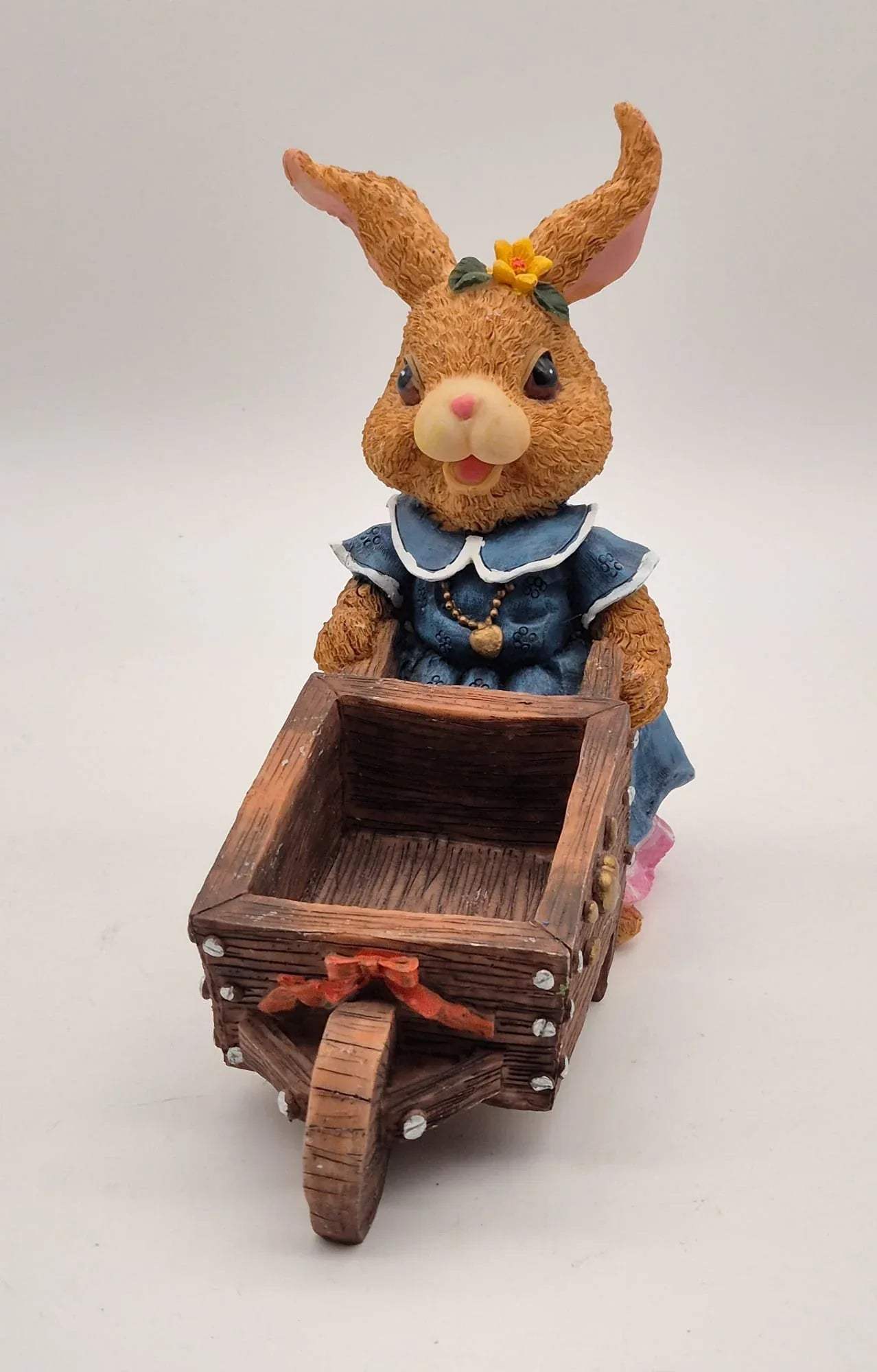 Osterhasen-Mädchen mit Schubkarre – Steinharz Figur