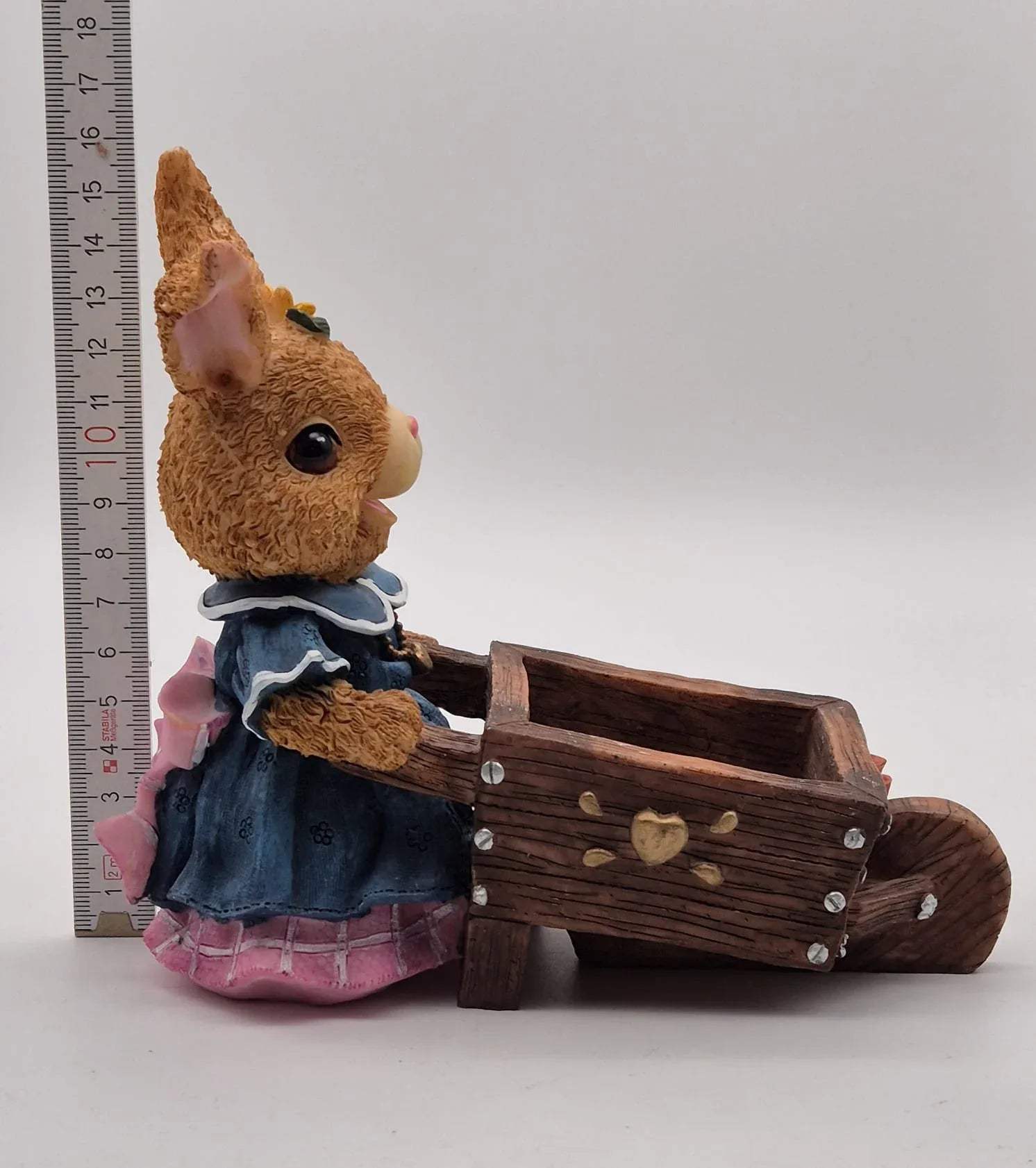 Osterhasen-Mädchen mit Schubkarre – Steinharz Figur