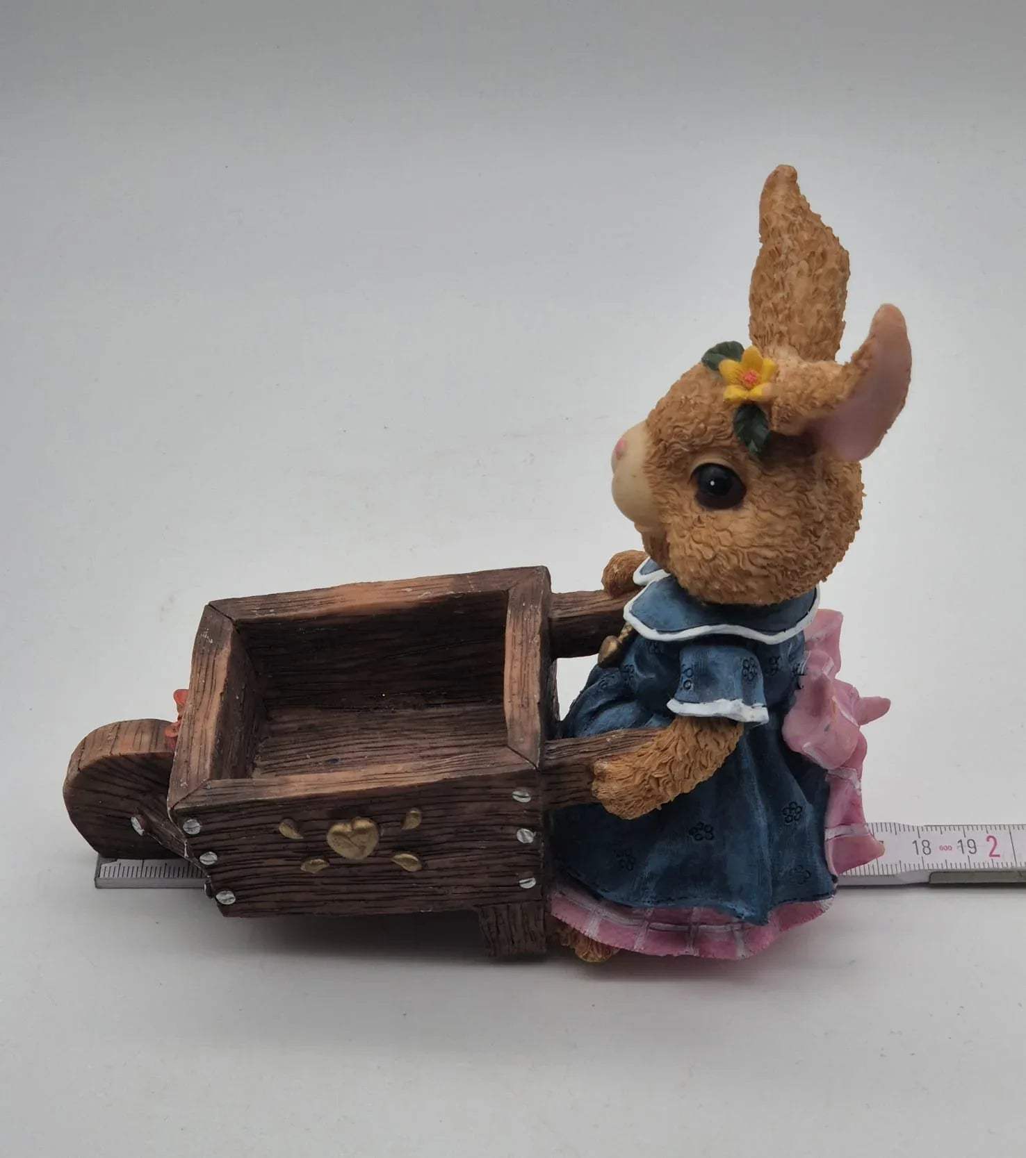 Osterhasen-Mädchen mit Schubkarre – Steinharz Figur