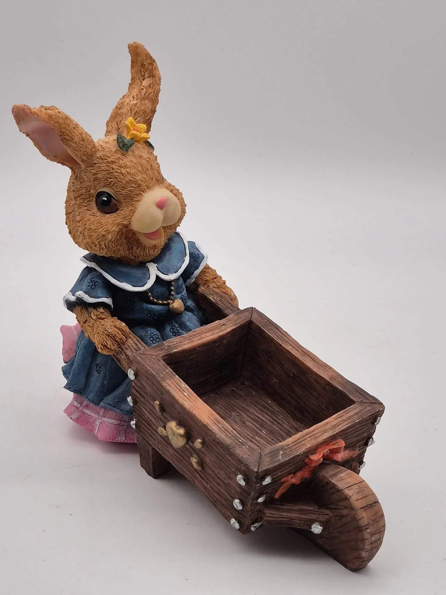 Osterhasen-Mädchen mit Schubkarre – Steinharz Figur