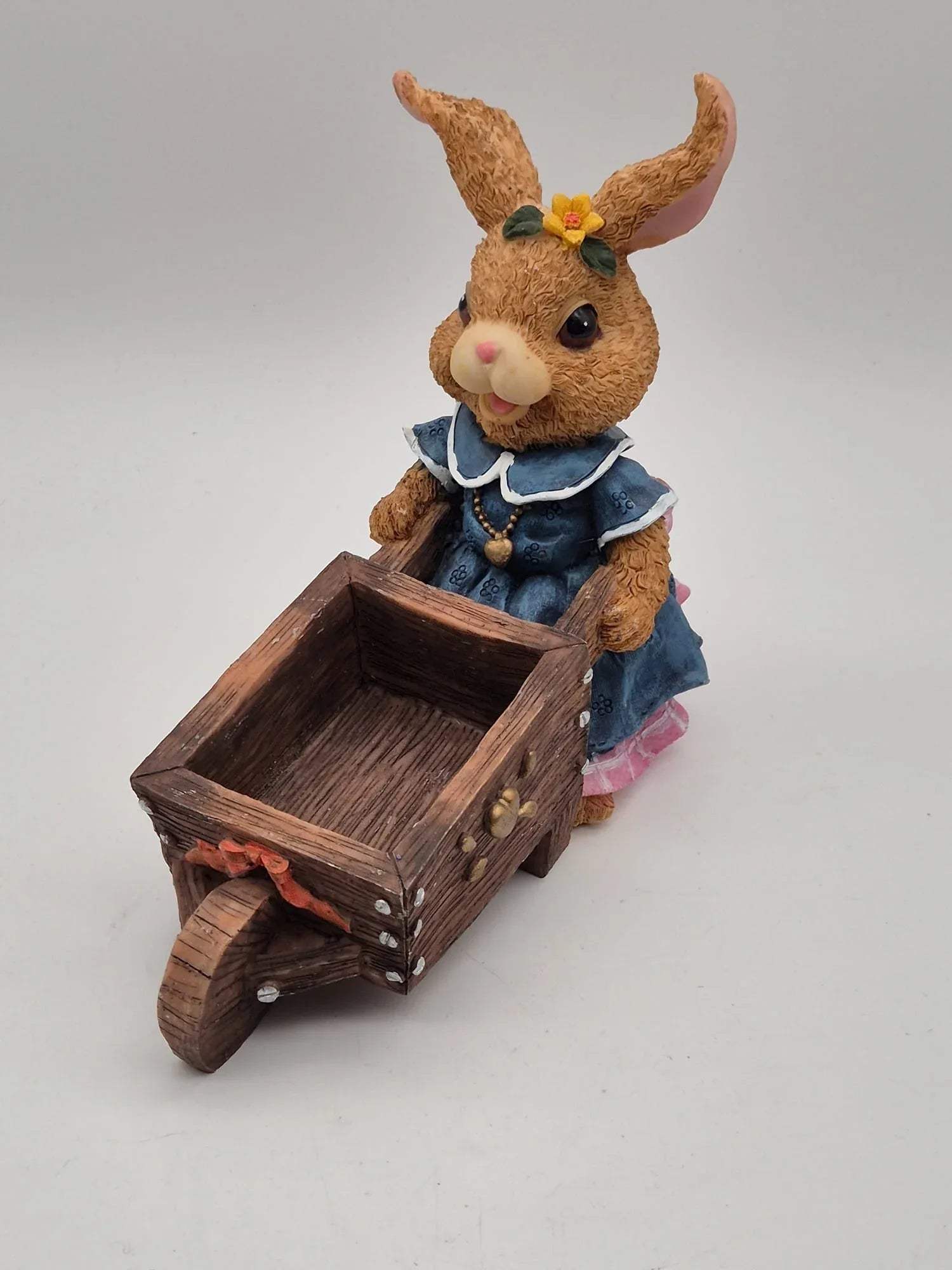 Osterhasen-Mädchen mit Schubkarre – Steinharz Figur