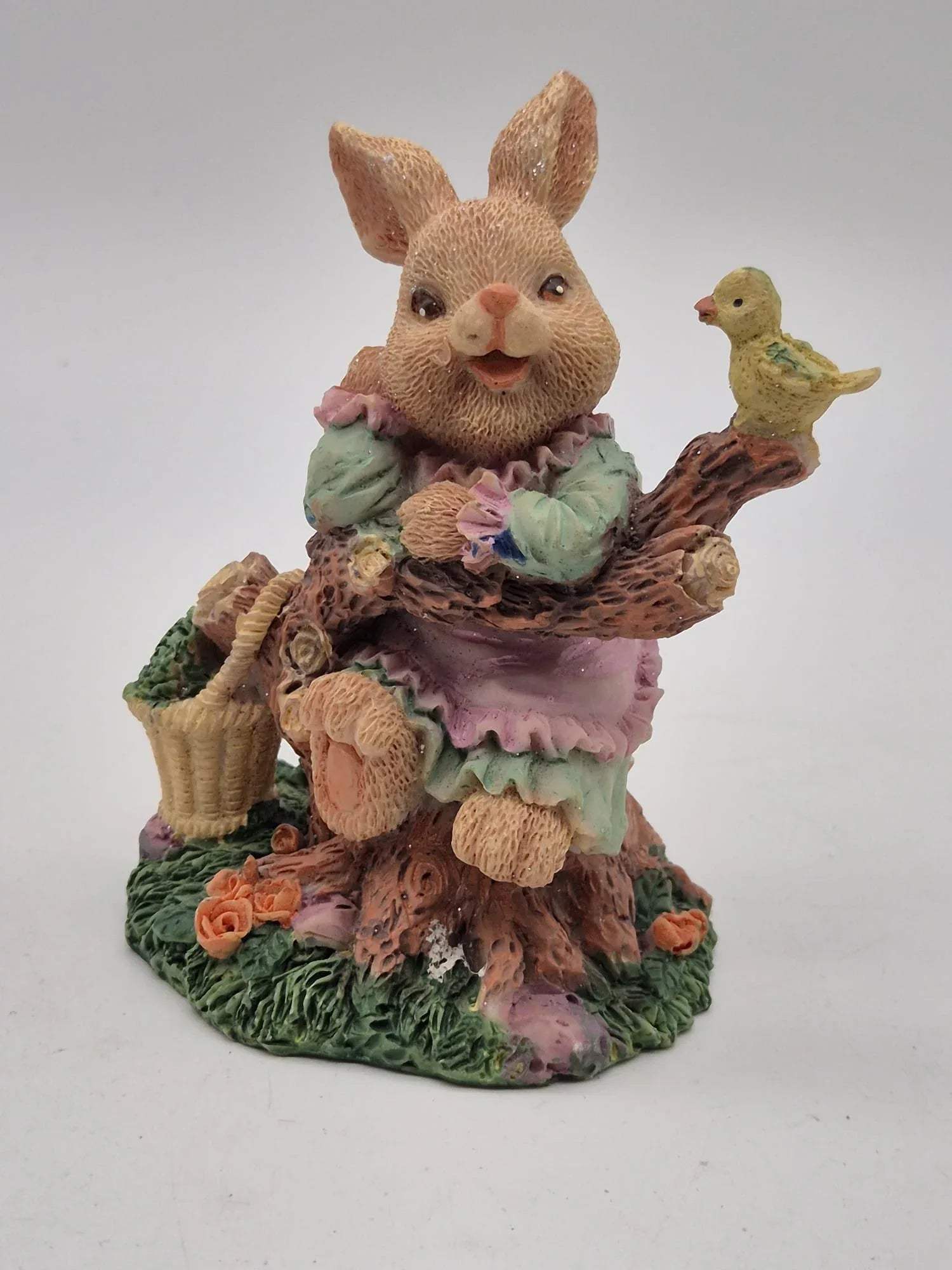 Osterhase auf Baumstamm mit Küken – Kunstharzfigur