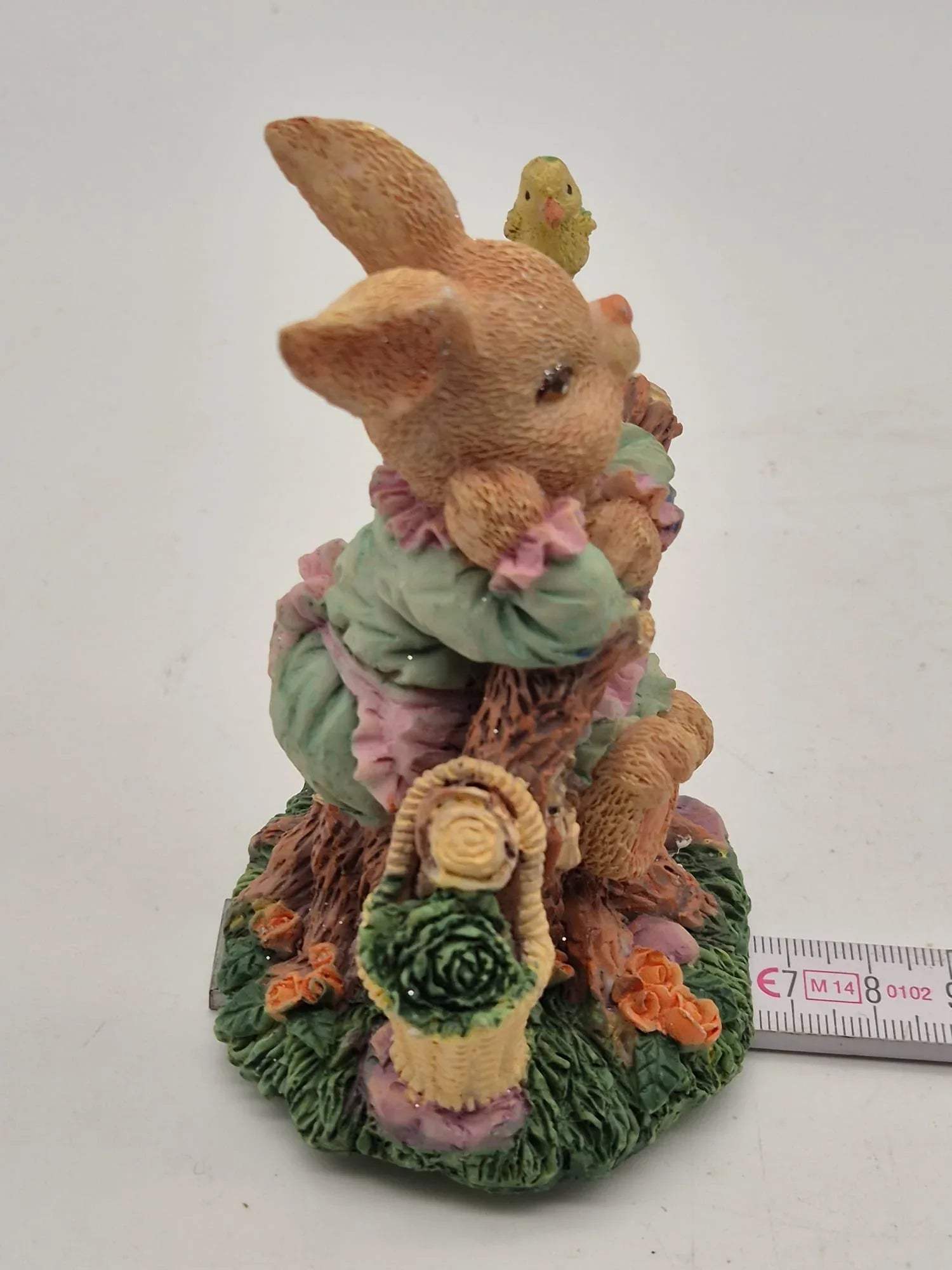 Osterhase auf Baumstamm mit Küken – Kunstharzfigur