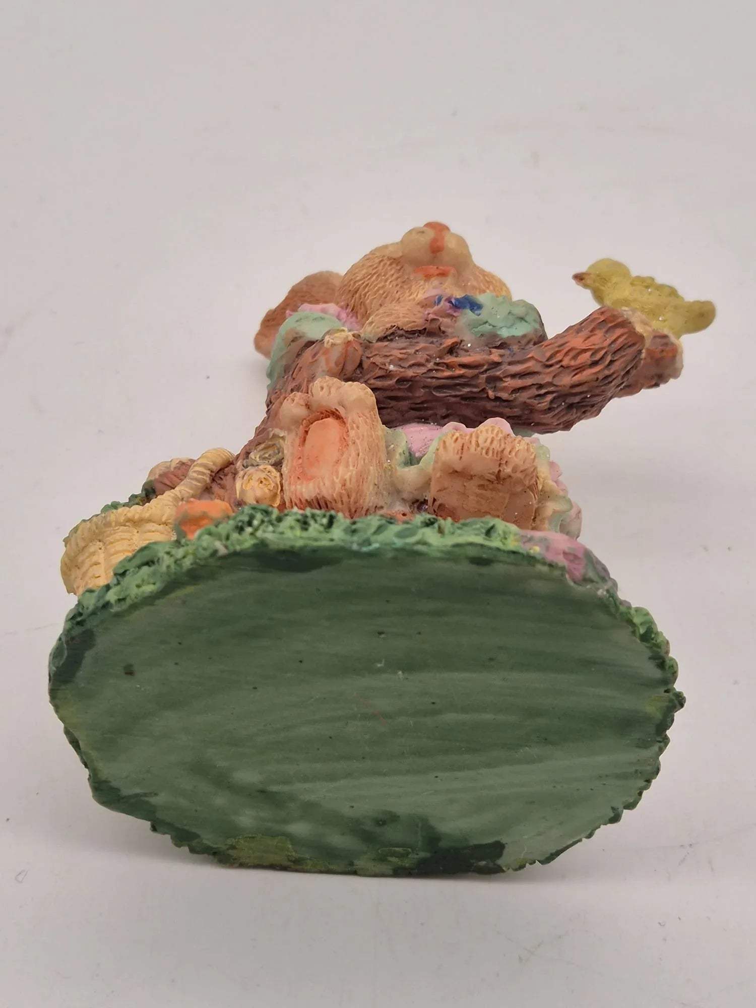 Osterhase auf Baumstamm mit Küken – Kunstharzfigur