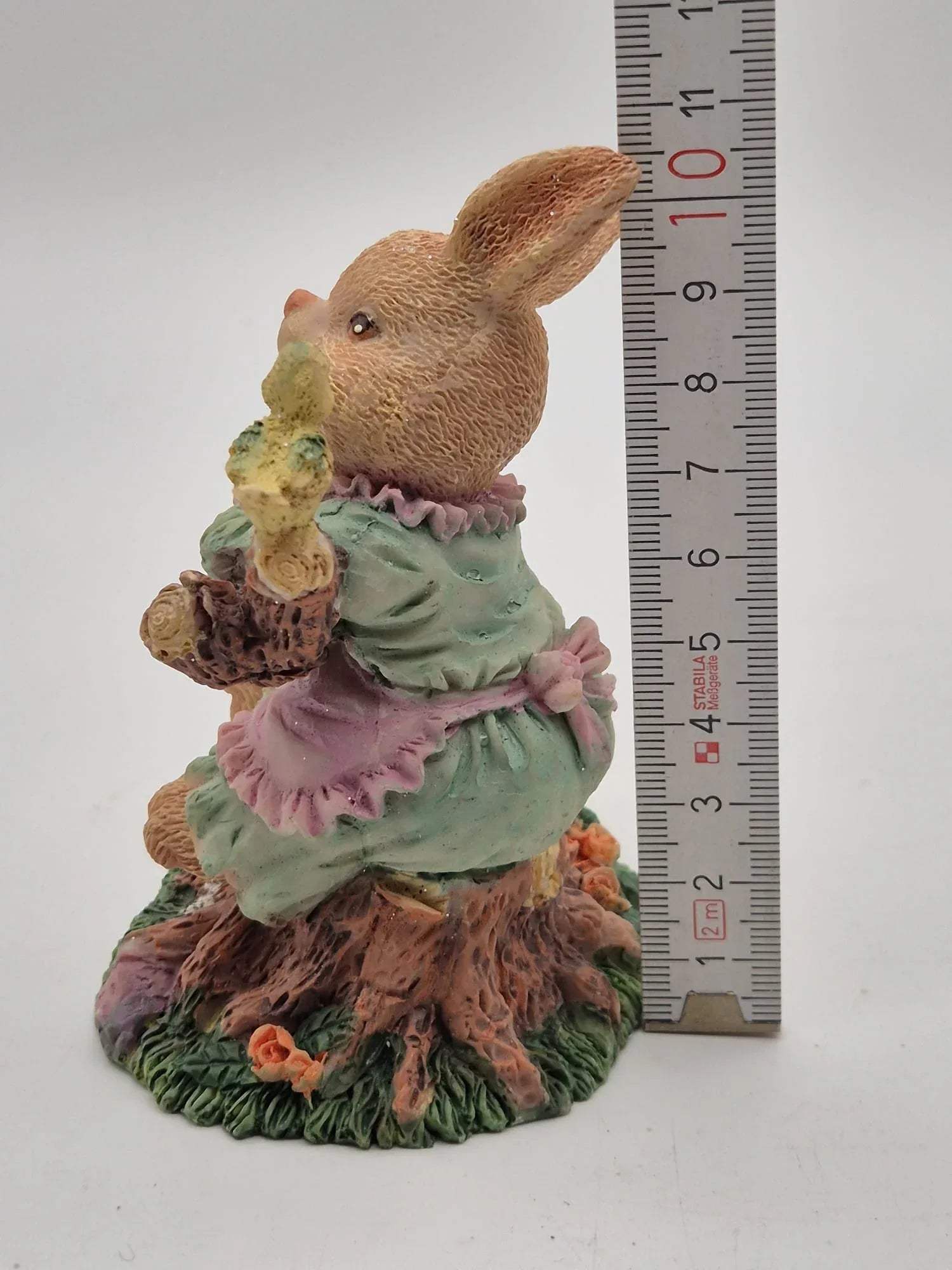 Osterhase auf Baumstamm mit Küken – Kunstharzfigur