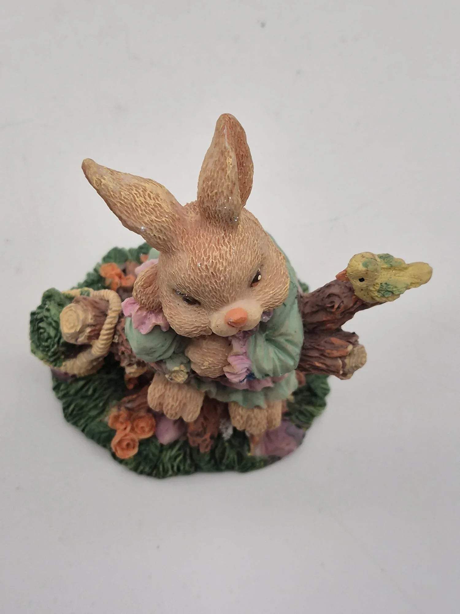 Osterhase auf Baumstamm mit Küken – Kunstharzfigur