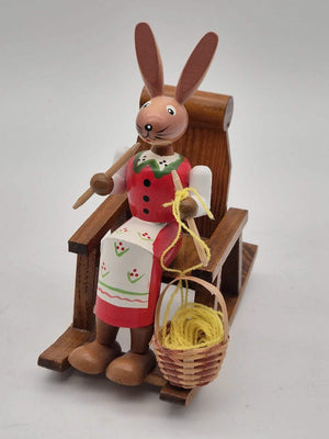 Osterhäsin im Schaukelstuhl – Holzfigur
