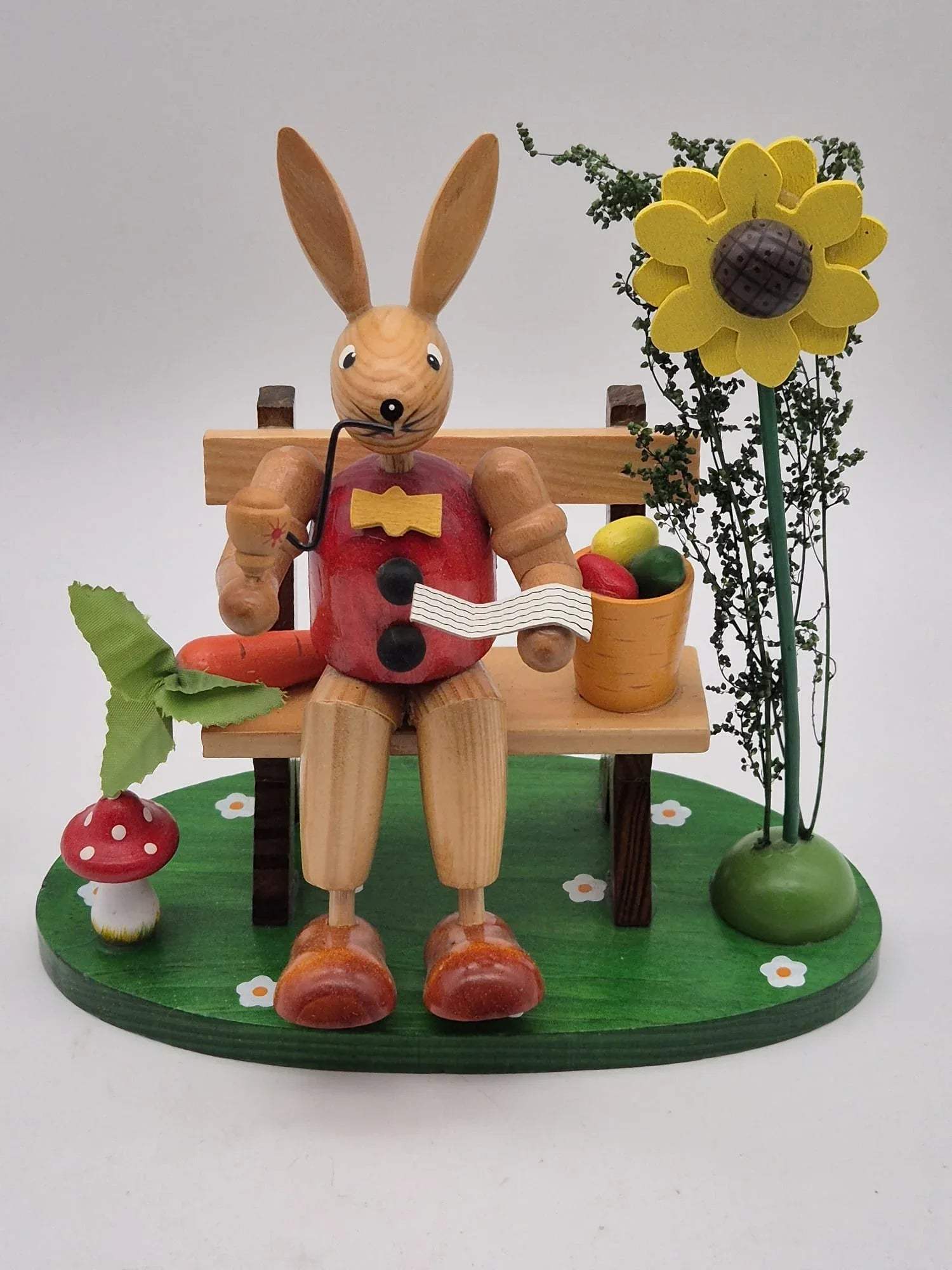 Osterhase auf Parkbank mit Sonnenblume – Holzfigur