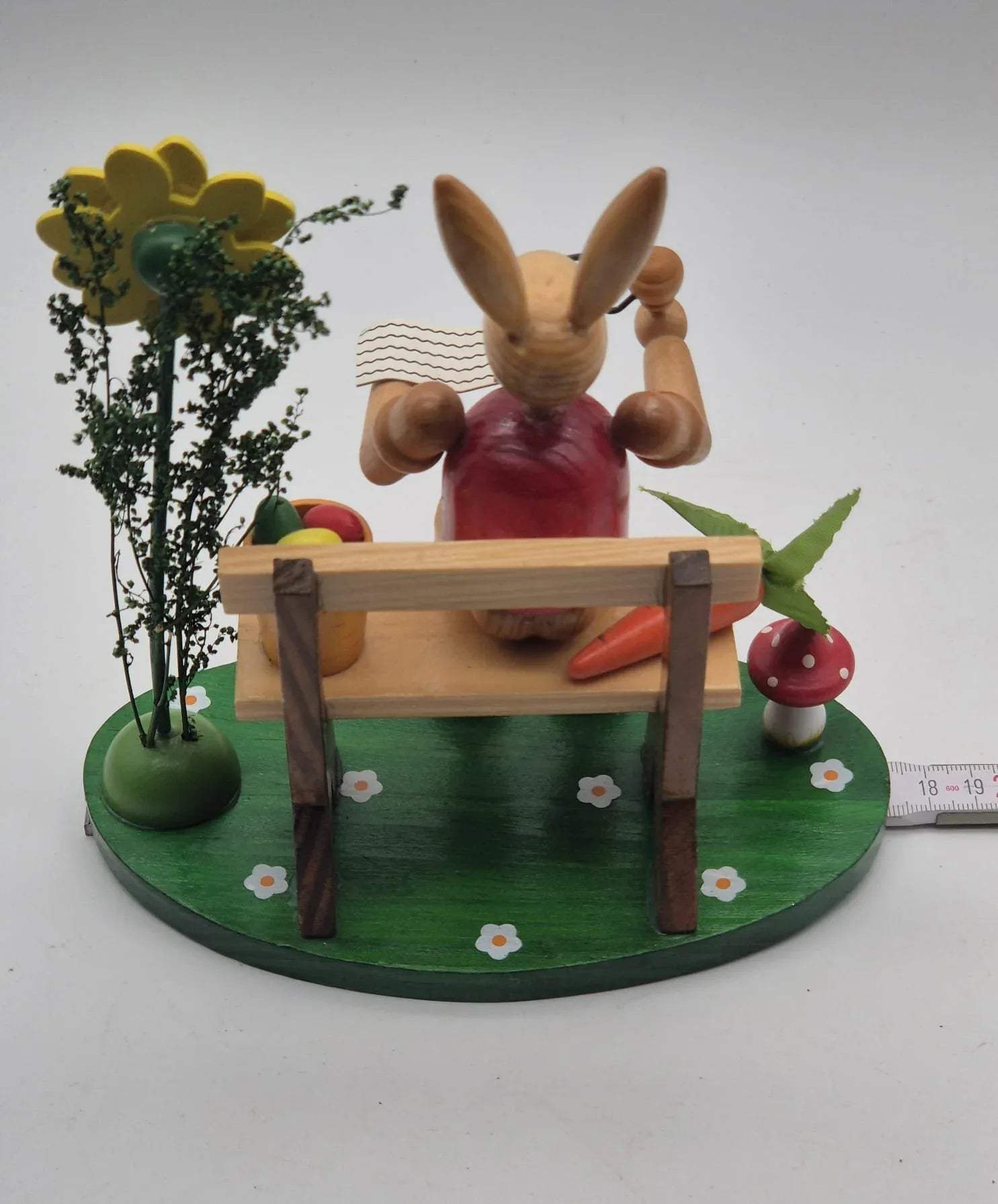 Osterhase auf Parkbank mit Sonnenblume – Holzfigur