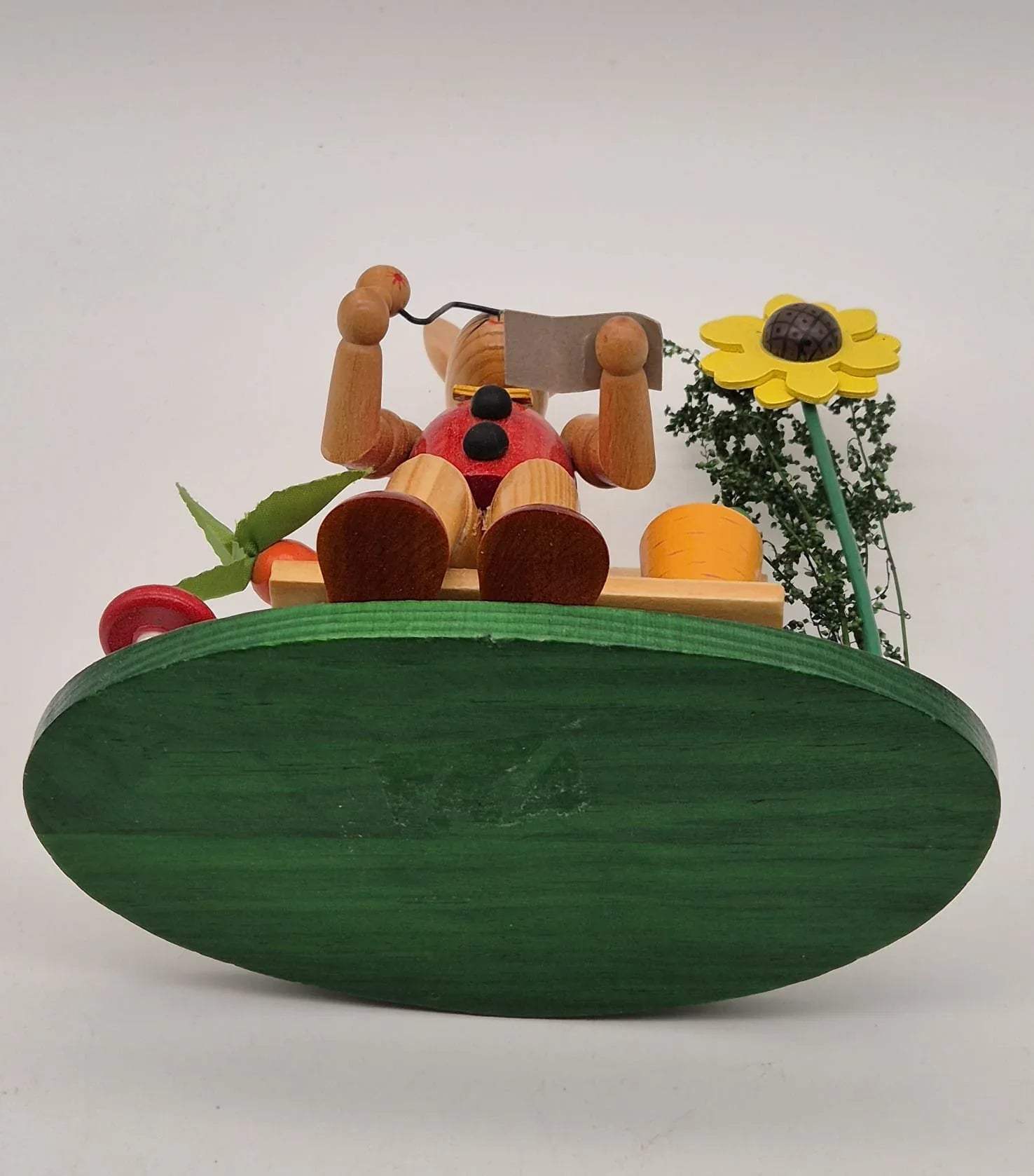 Osterhase auf Parkbank mit Sonnenblume – Holzfigur