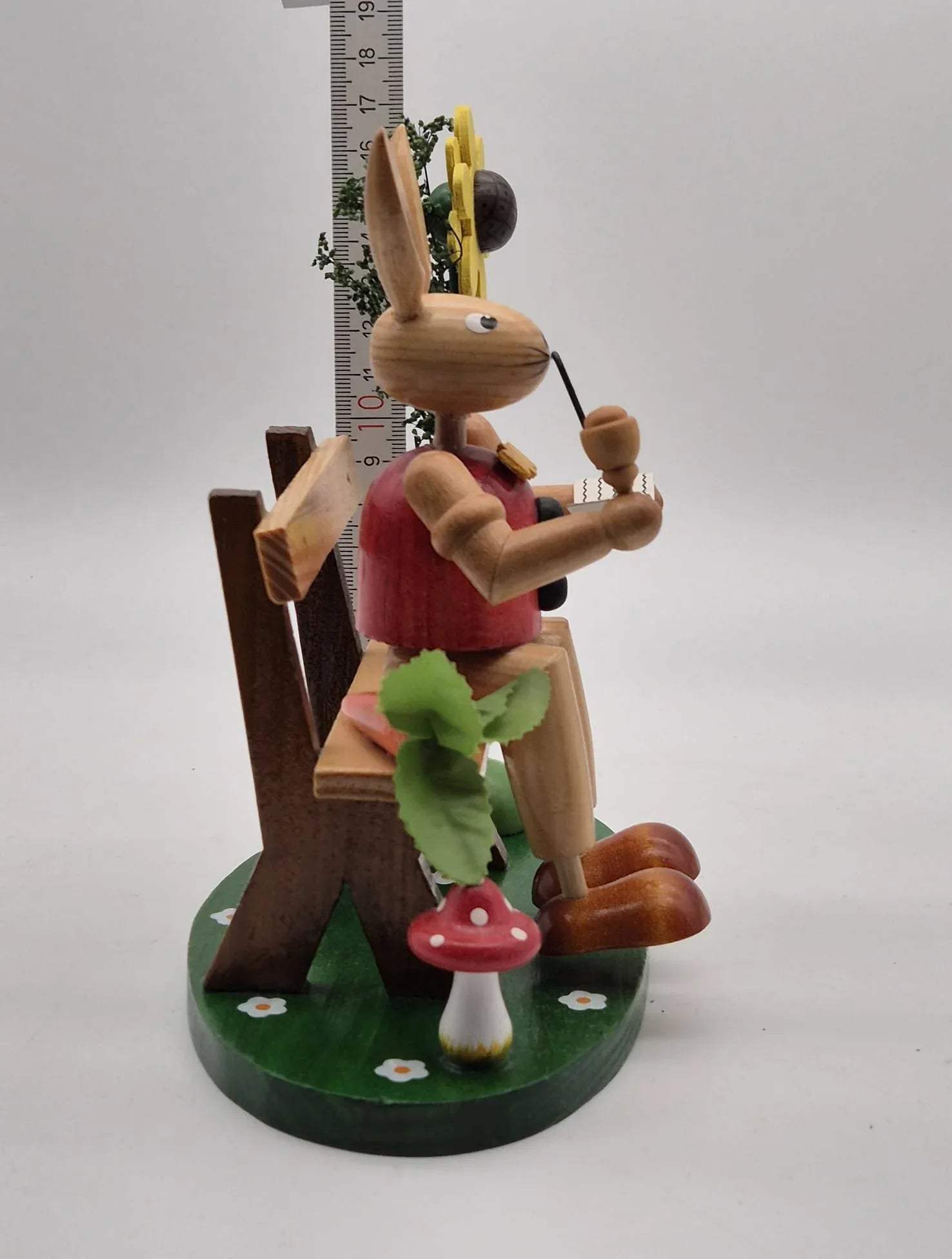 Osterhase auf Parkbank mit Sonnenblume – Holzfigur