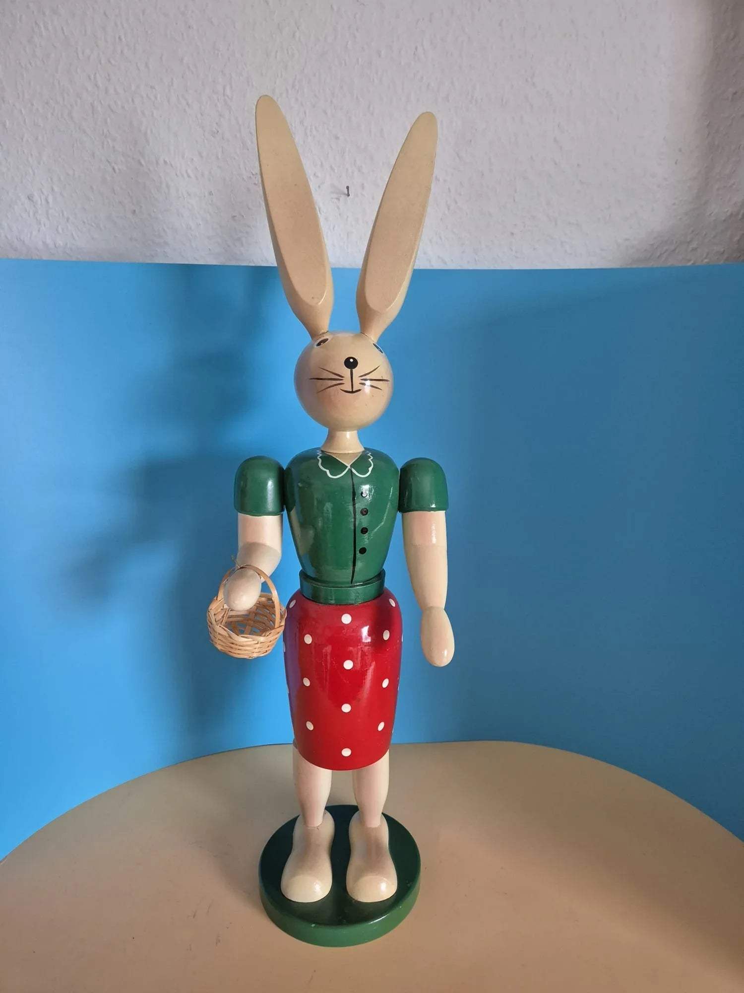Große Osterhasen-Dame mit Körbchen – Holzfigur (ca. 60 cm)