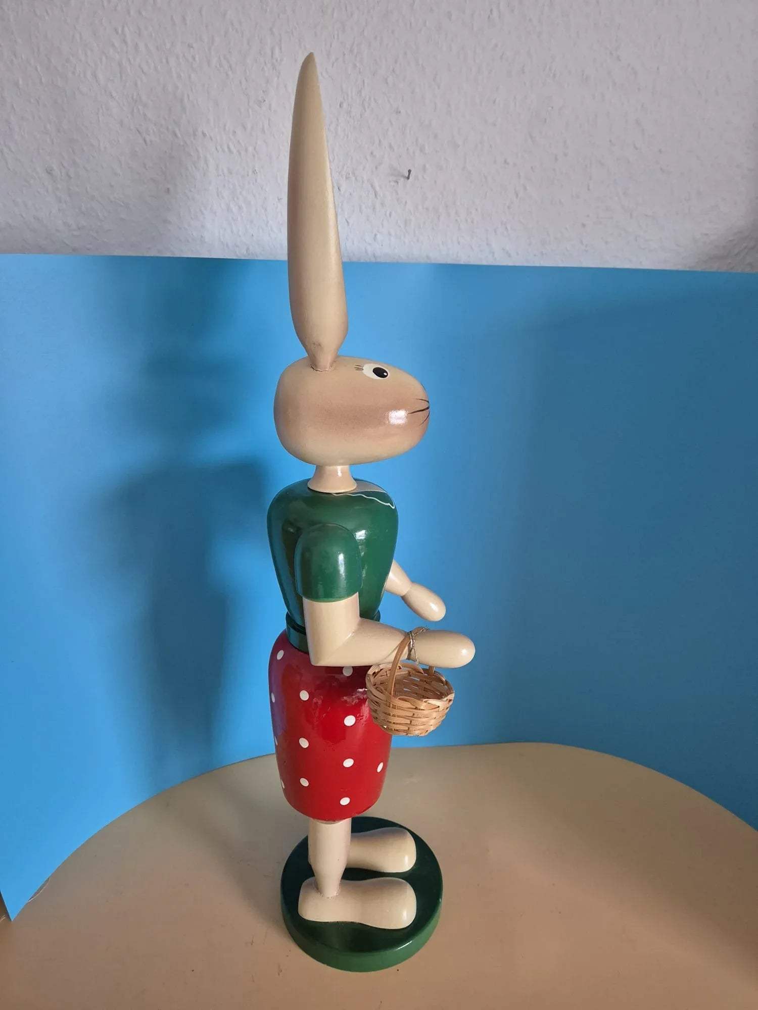 Große Osterhasen-Dame mit Körbchen – Holzfigur (ca. 60 cm)
