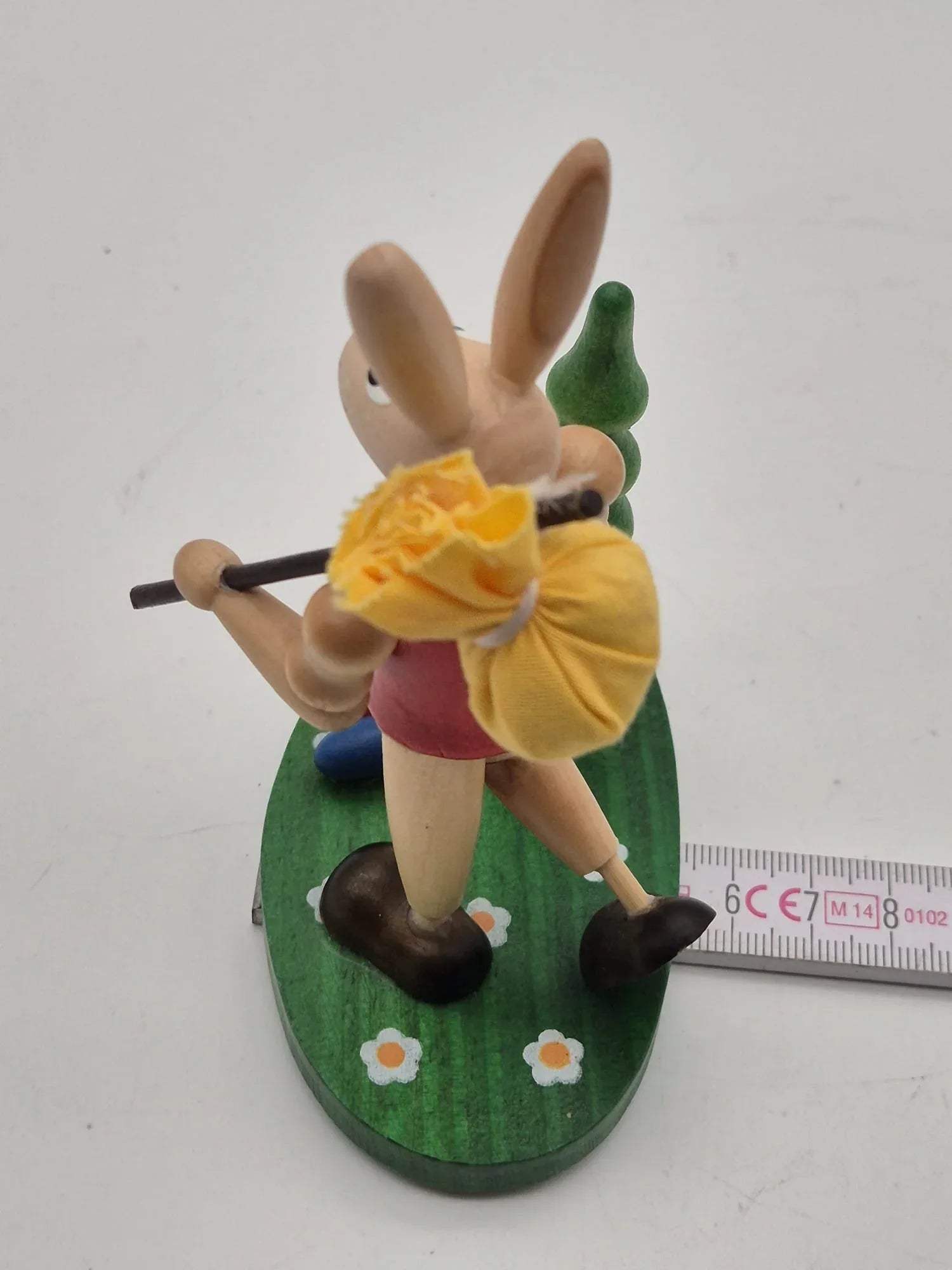 Osterhase Wanderer mit Bündel – Holzfigur