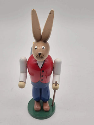 Holz Osterhase mit Rucksack und Wanderstock – ca. 18 cm