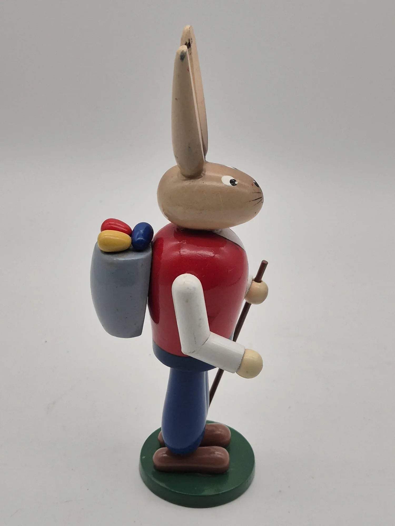 Holz Osterhase mit Rucksack und Wanderstock – ca. 18 cm