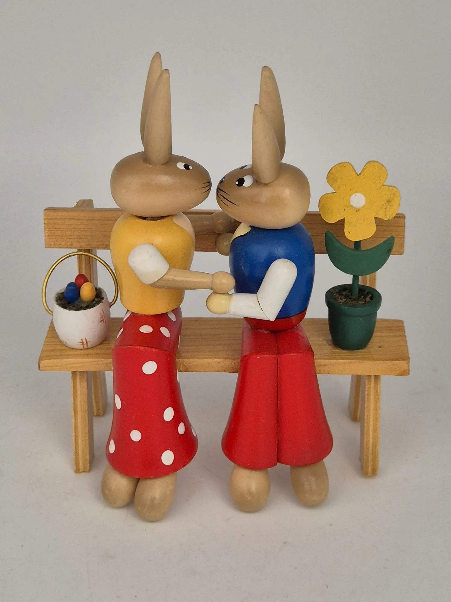 Holz Osterhasen-Paar auf Bank – mit Blume & Eierkörbchen – ca. 13 cm