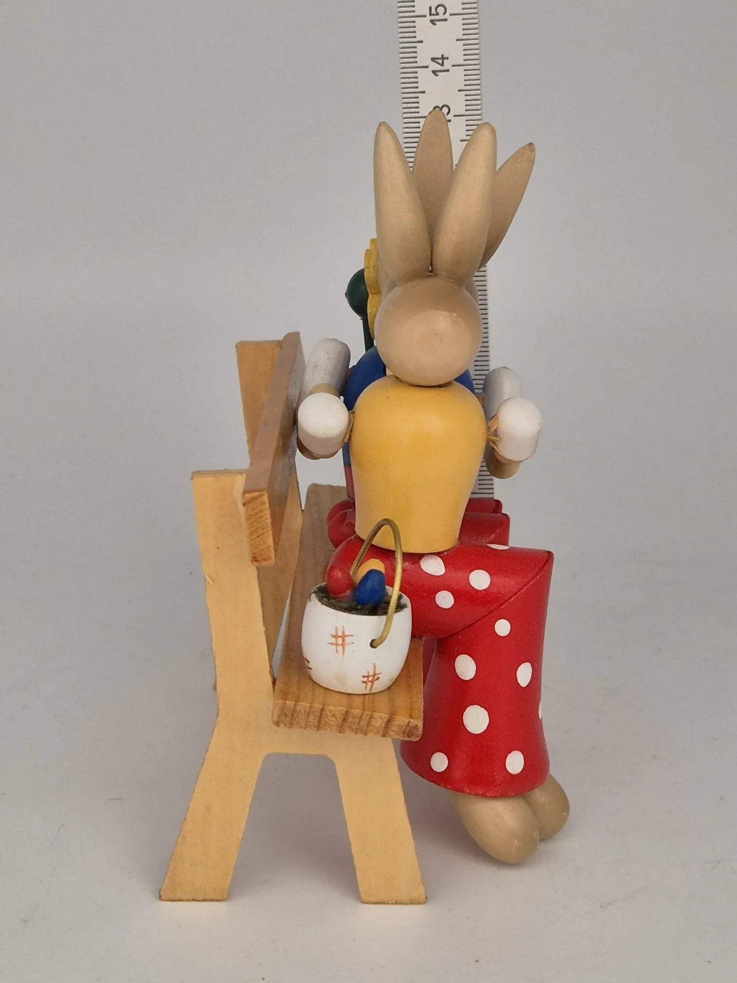 Holz Osterhasen-Paar auf Bank – mit Blume & Eierkörbchen – ca. 13 cm