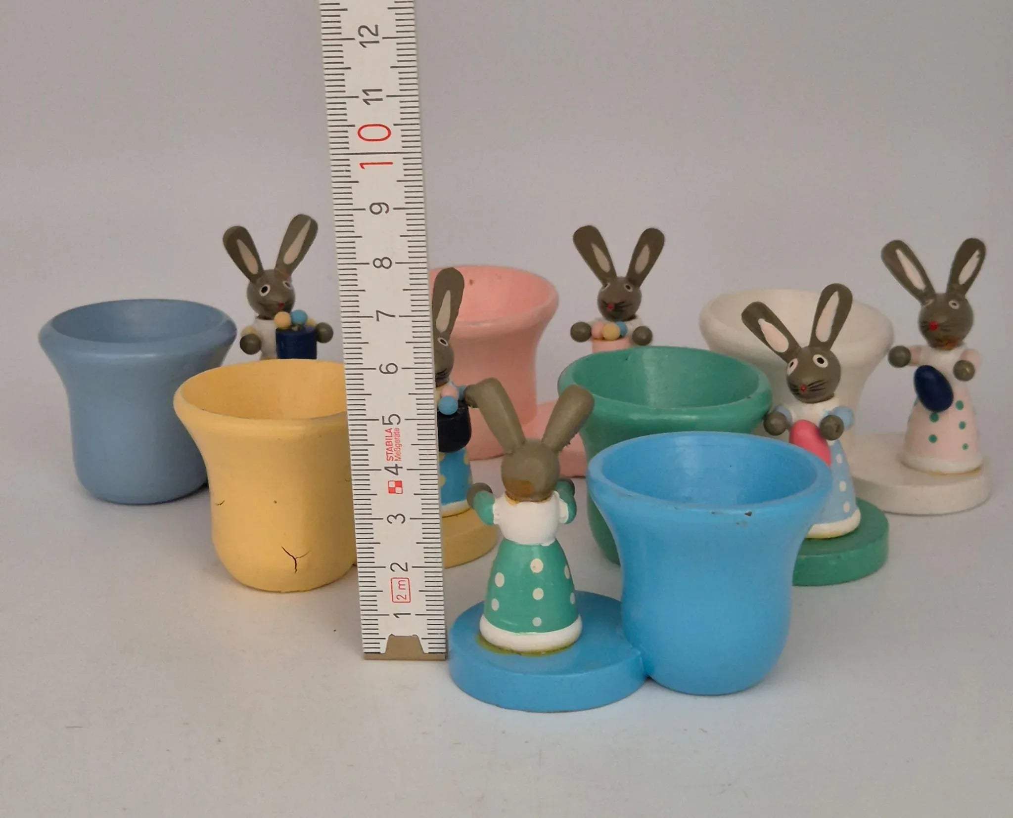 6 x Holz Eierbecher mit Osterhasen – farbig sortiert – ca. 6 cm