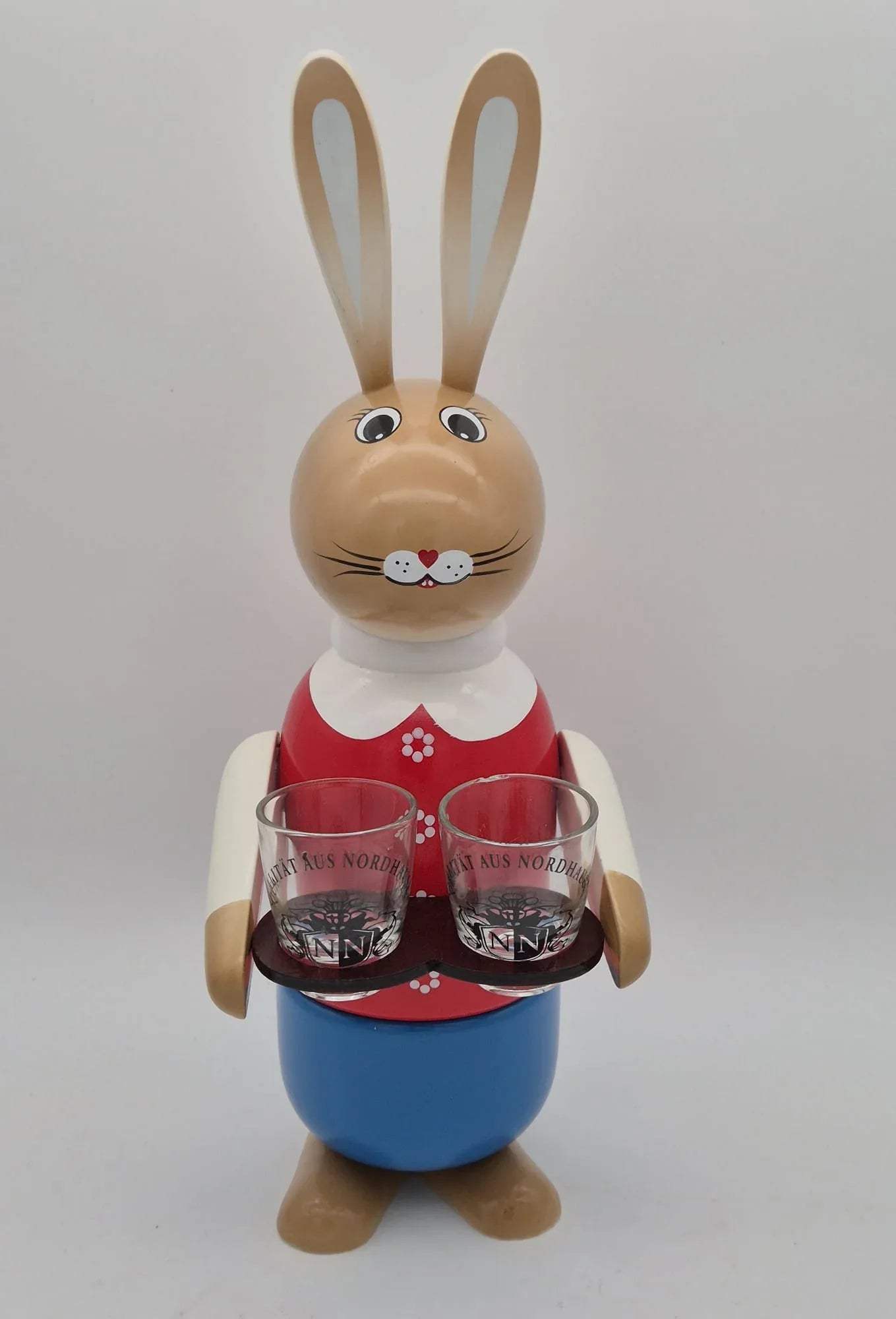 Großer Holz Osterhase mit Tablett & 2 Schnapsgläsern – Nordbrand Nordhausen – ca. 34 cm