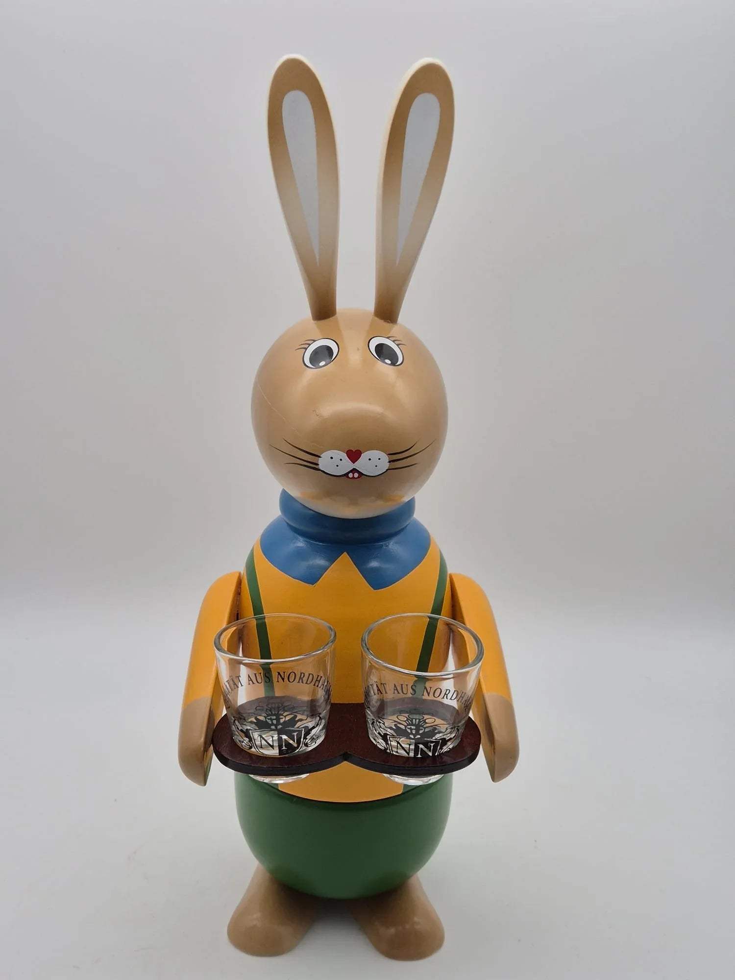 Großer Holz Osterhase mit Tablett & 2 Schnapsgläsern – Nordbrand Nordhausen – ca. 34 cm