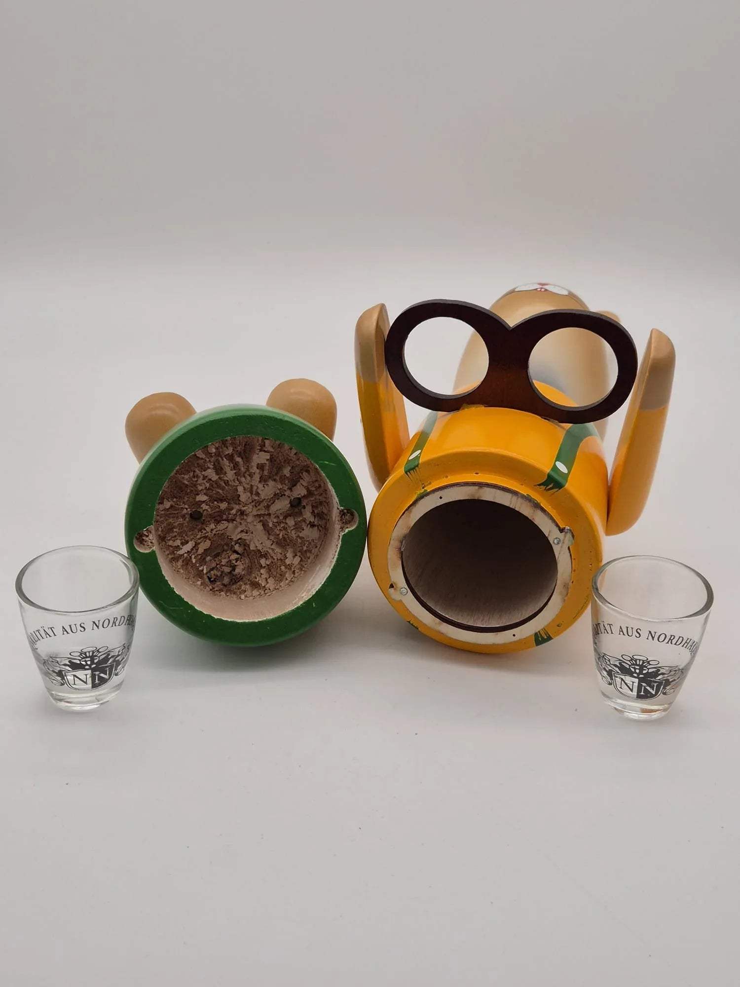 Großer Holz Osterhase mit Tablett & 2 Schnapsgläsern – Nordbrand Nordhausen – ca. 34 cm