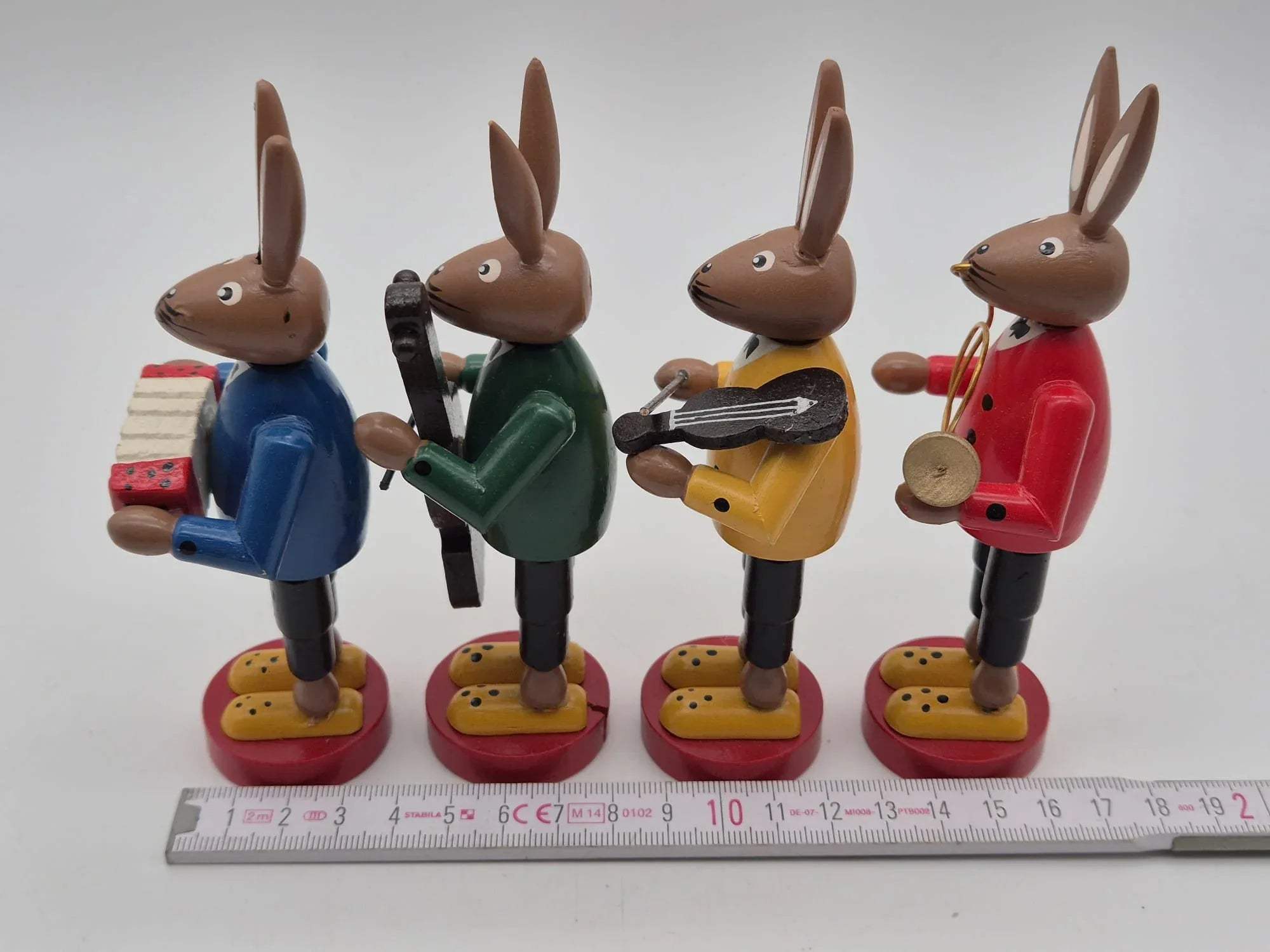 4-teiliges Holz Osterhasen-Orchester – Musikerfiguren – Erzgebirge-Stil – ca. 14 cm