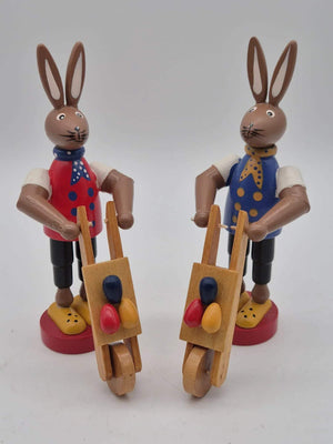 2 Holz Osterhasen mit Schubkarre – handbemalt – ca. 14 cm