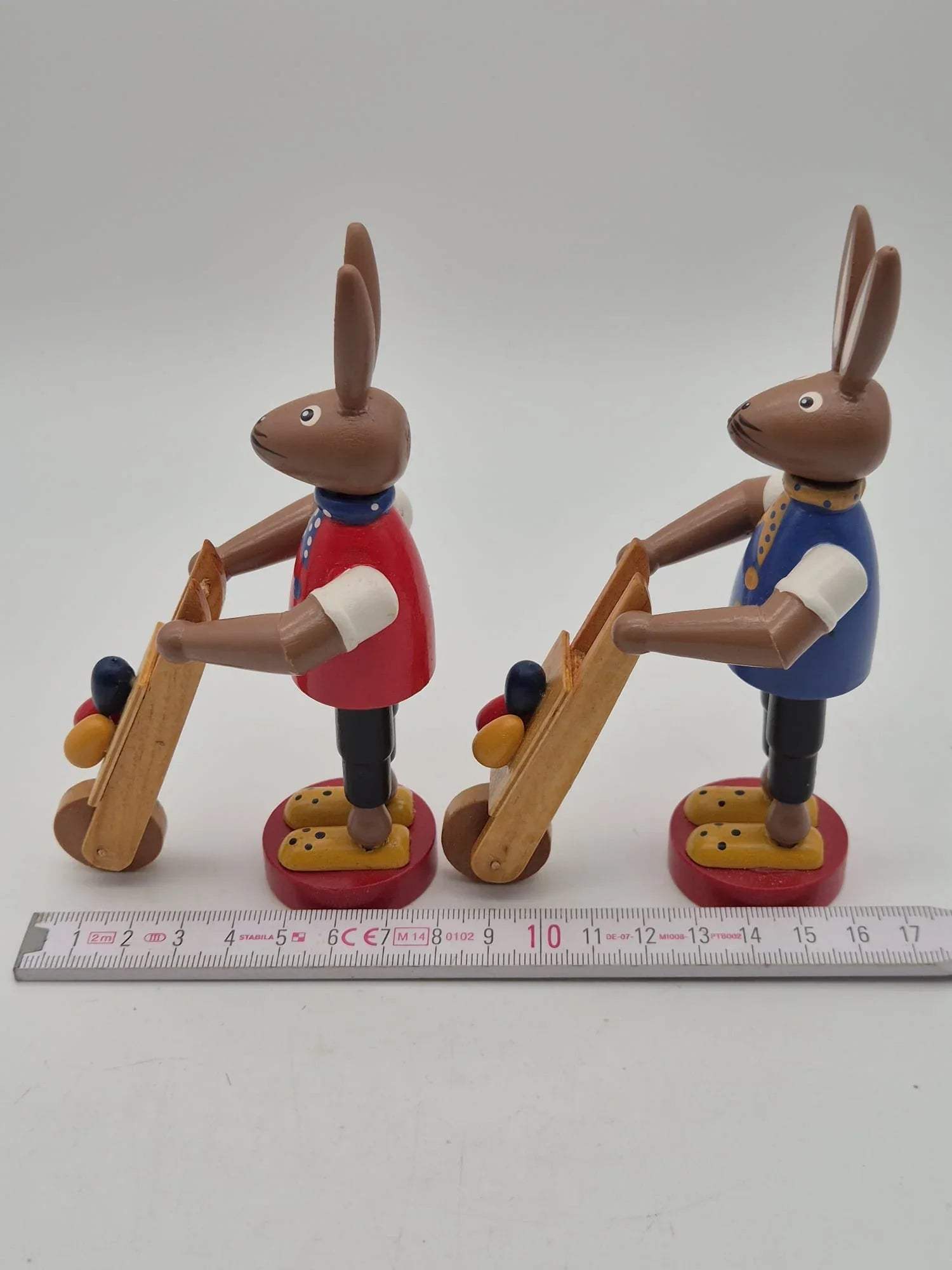 2 Holz Osterhasen mit Schubkarre – handbemalt – ca. 14 cm