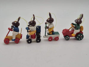 Mini Osterhasenanhänger auf Fahrzeugen – Set mit 4 Figuren