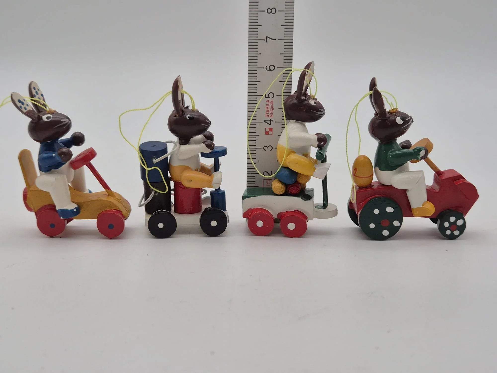 Mini Osterhasenanhänger auf Fahrzeugen – Set mit 4 Figuren