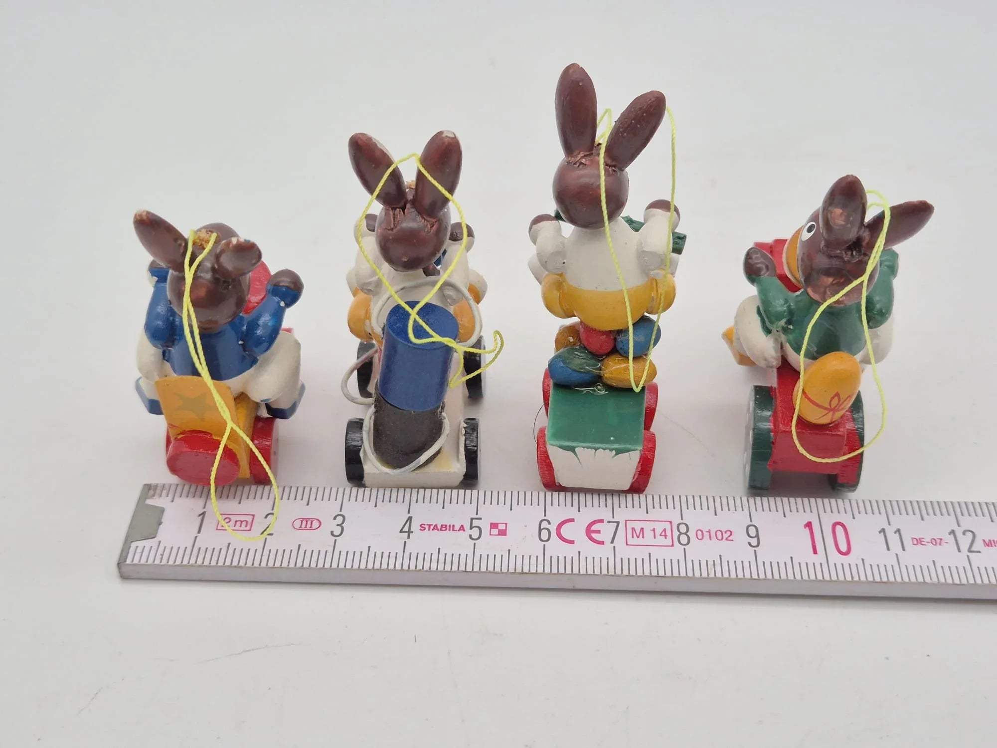 Mini Osterhasenanhänger auf Fahrzeugen – Set mit 4 Figuren