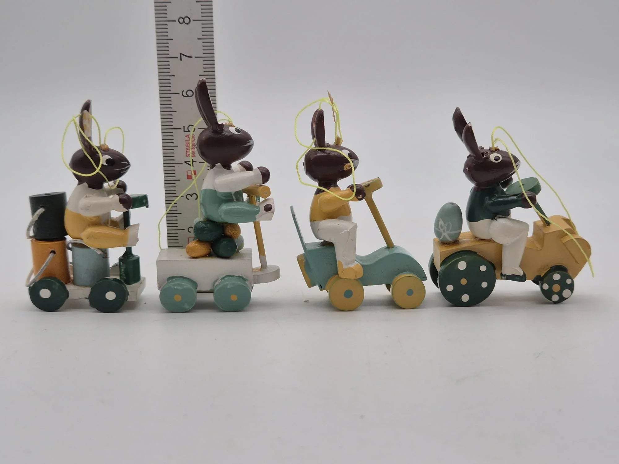 Mini Osterhasenanhänger auf Fahrzeugen – 4er-Set in Originalbox