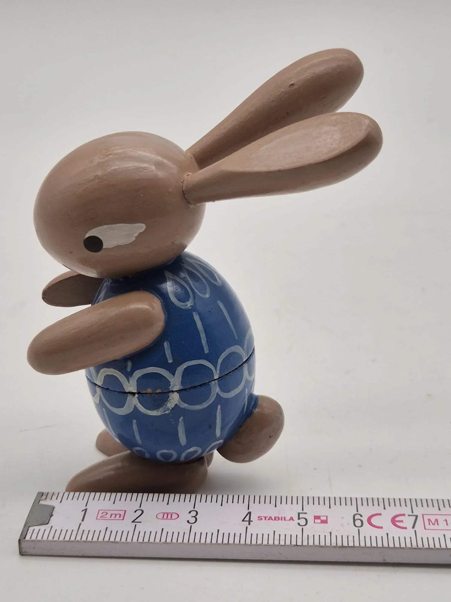 Holz-Osterhase mit blauem Ei – handgefertigte Volkskunst, zweiteilig