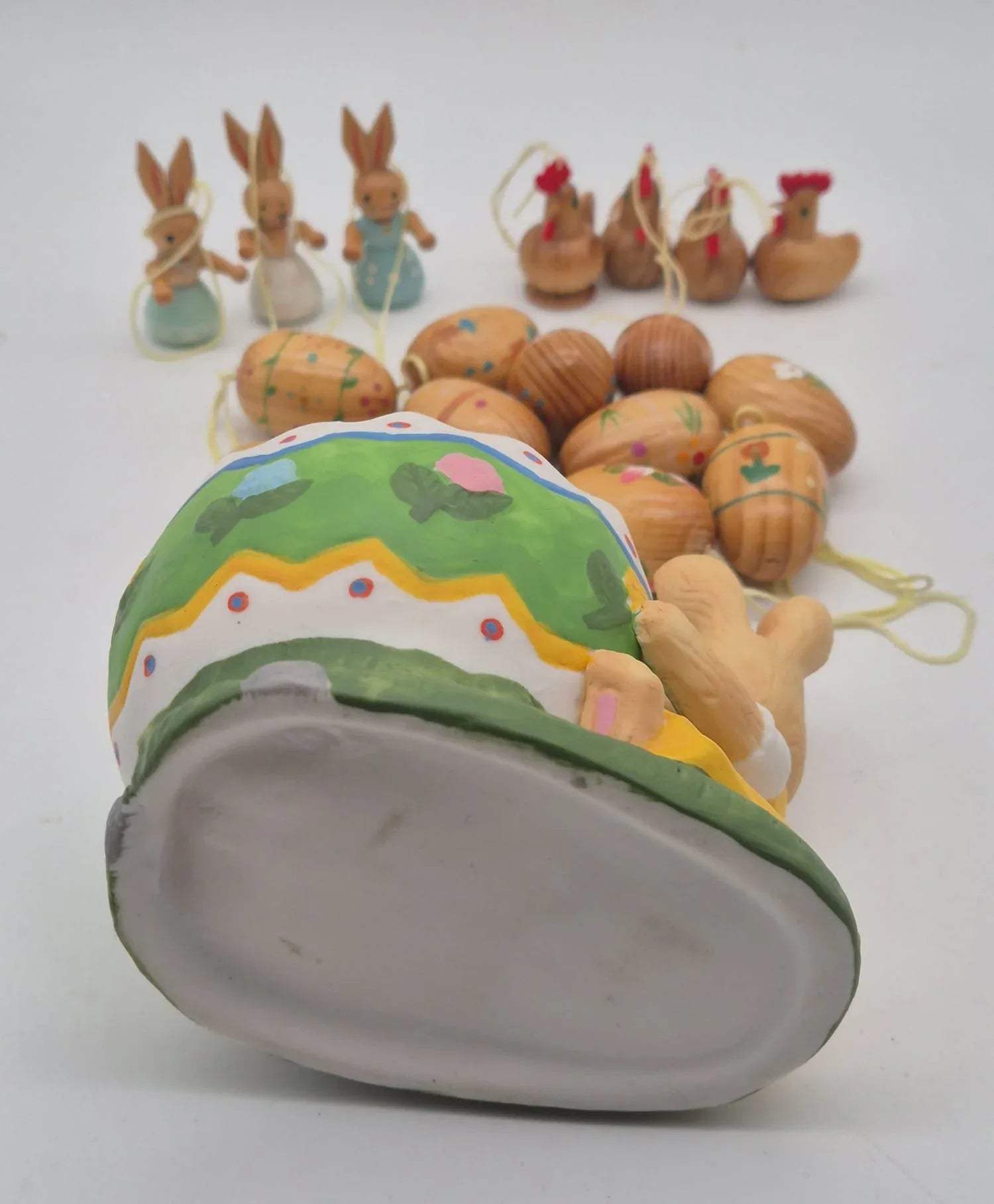 Großes Oster-Dekoset Keramik-Hase mit Ei-Schale & Holzanhängern