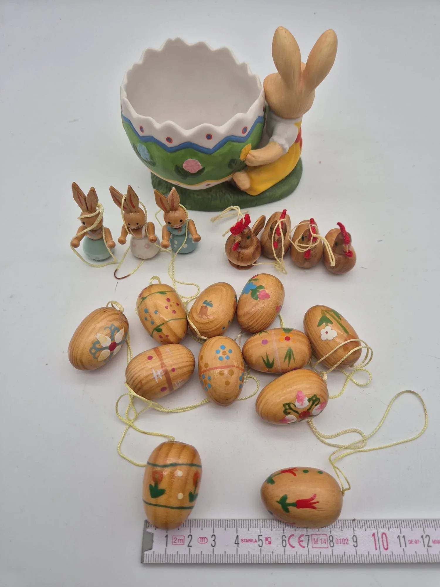 Großes Oster-Dekoset Keramik-Hase mit Ei-Schale & Holzanhängern