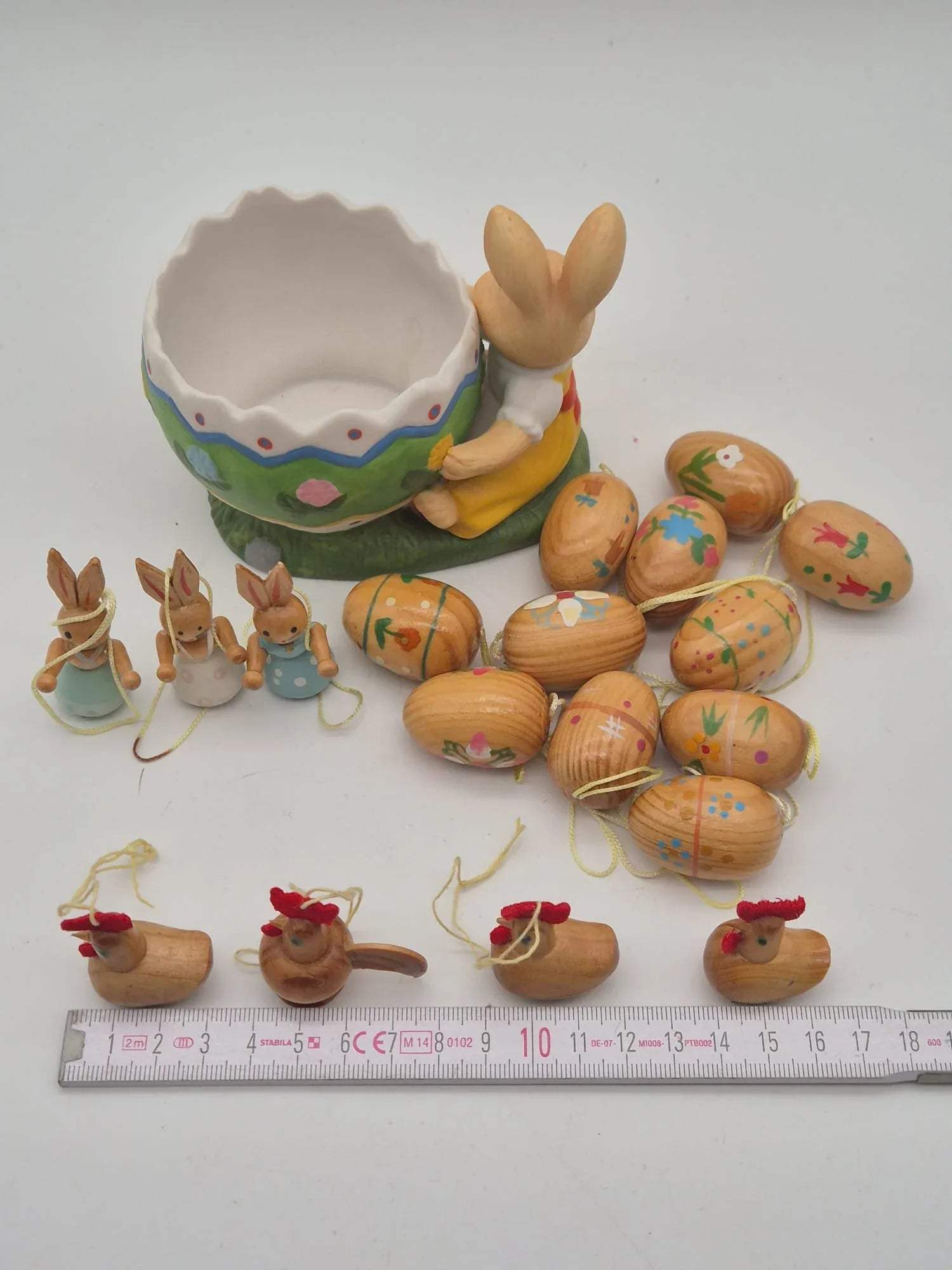 Großes Oster-Dekoset Keramik-Hase mit Ei-Schale & Holzanhängern