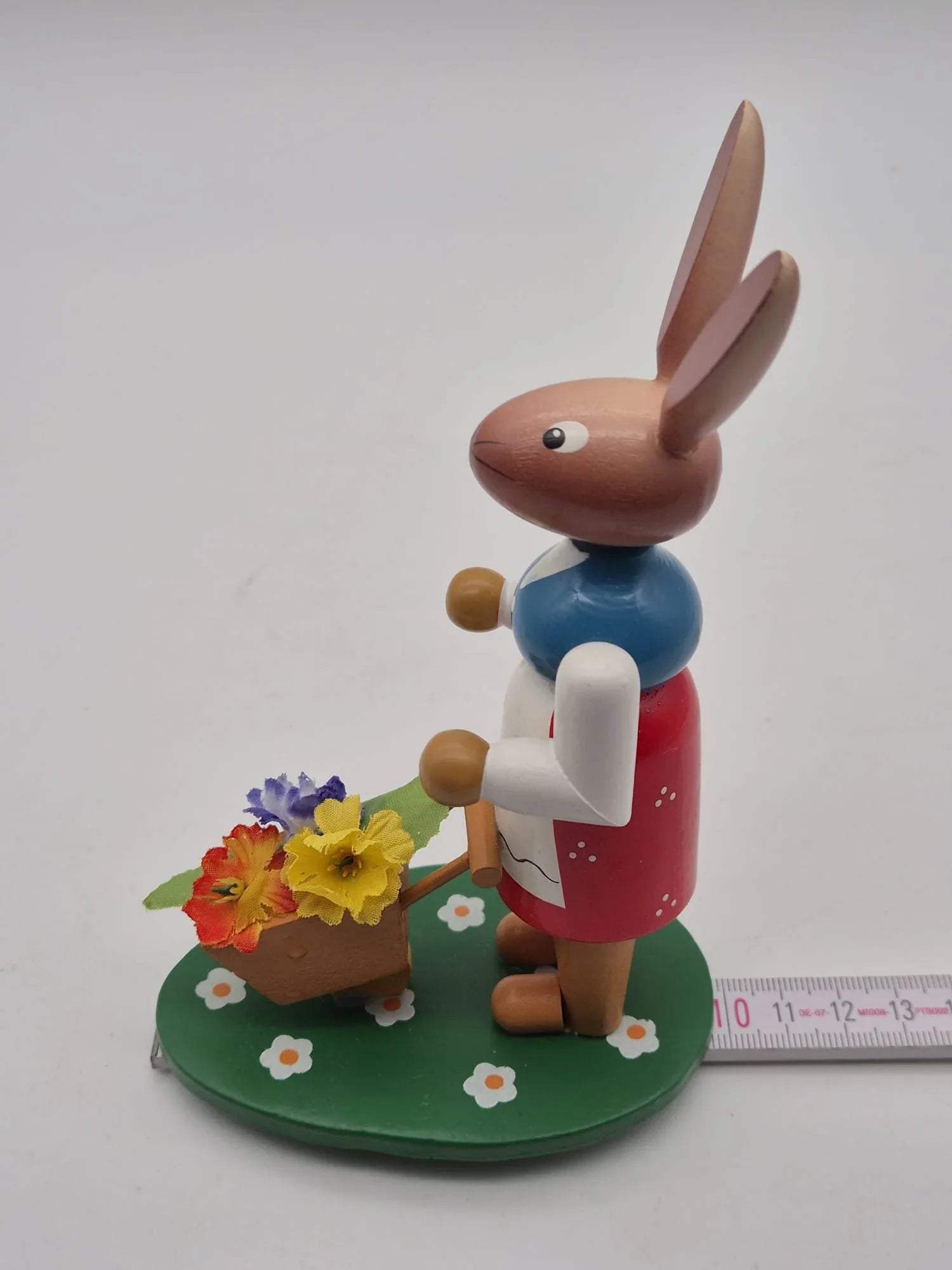 Osterhase Holzfigur mit Blumenkorb – handbemalt