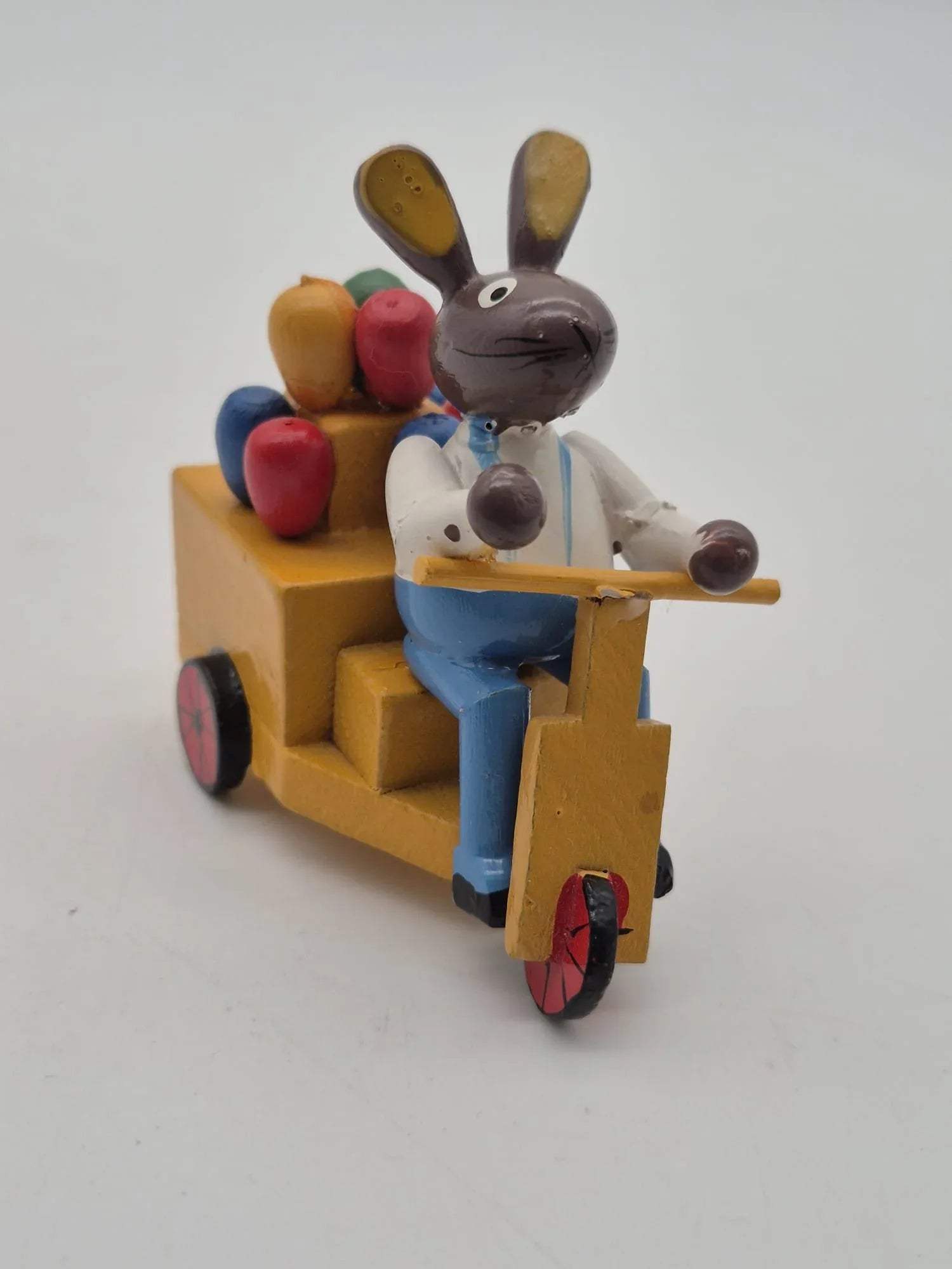 Alter Osterhase auf Motorroller mit Eierwagen Holzfigur