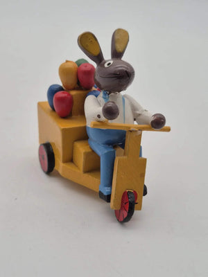Alter Osterhase auf Motorroller mit Eierwagen Holzfigur