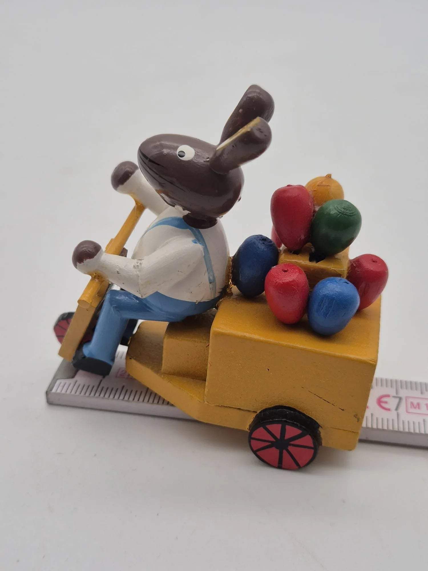 Alter Osterhase auf Motorroller mit Eierwagen Holzfigur