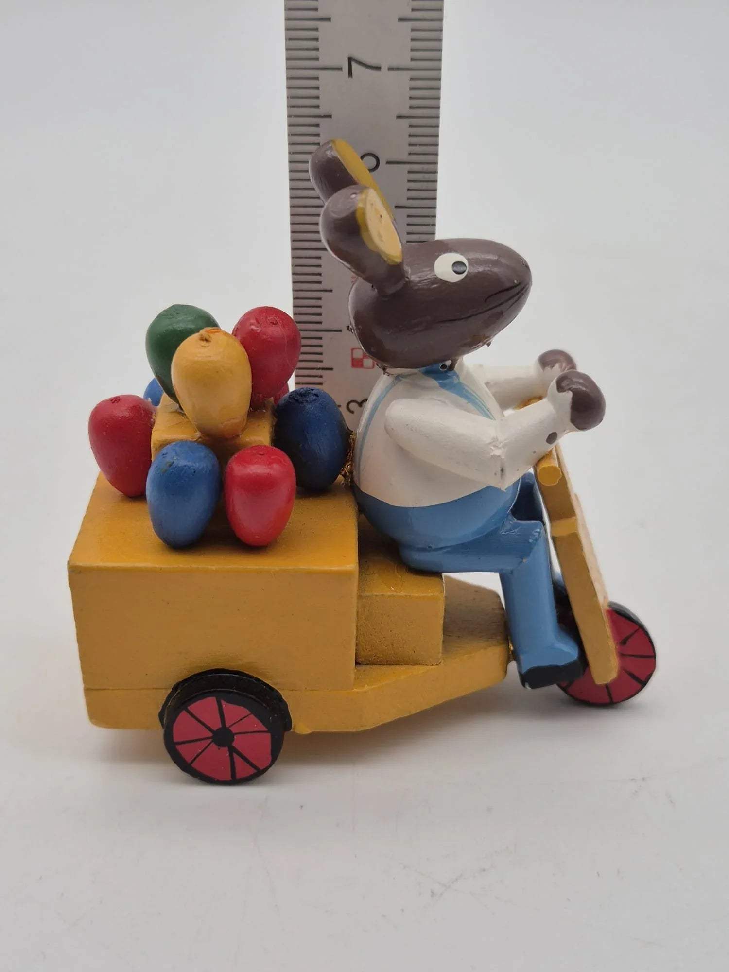 Alter Osterhase auf Motorroller mit Eierwagen Holzfigur