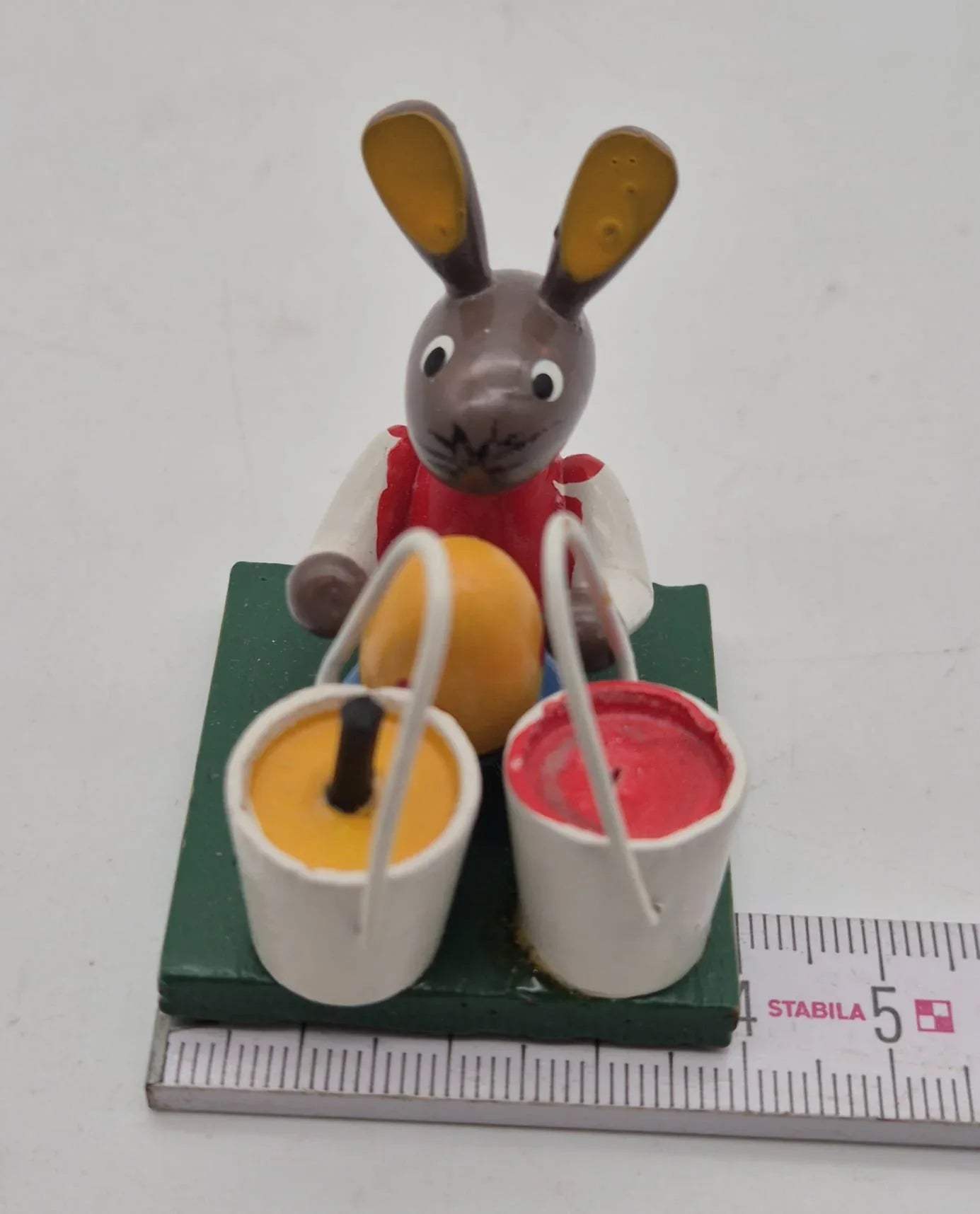 Osterhase beim Eierfärben mit Farbeimern Holzfigur