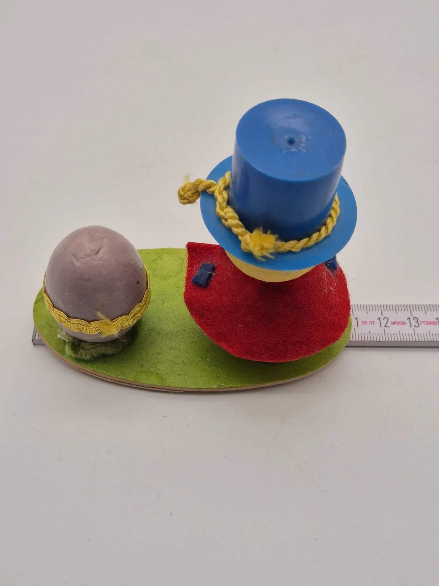 Alter Osterschmuck Küken mit Zylinder und Ei auf Holzsockel Sebnitz