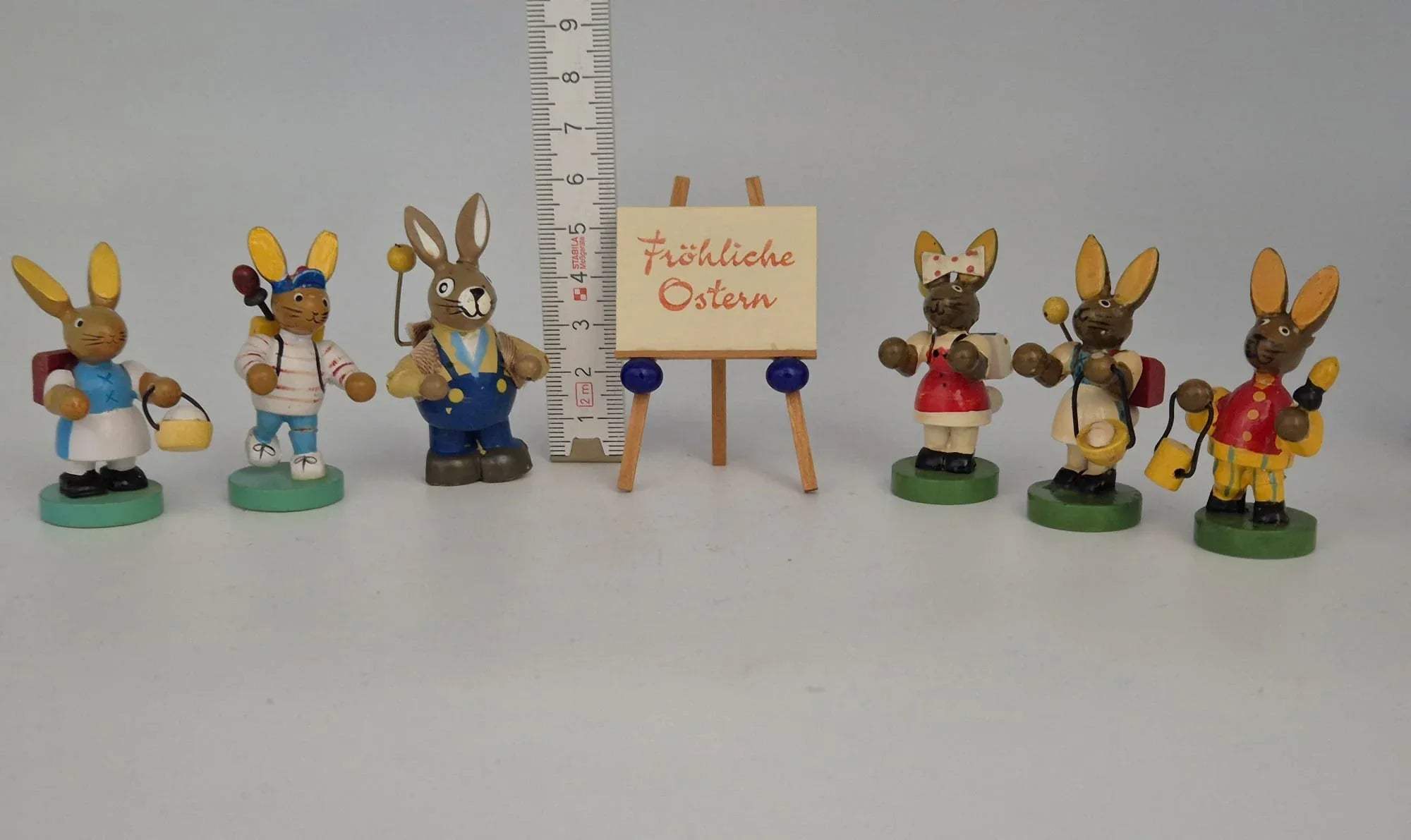 Osterhasen Figuren-Set mit Staffelei „Fröhliche Ostern“ Konvolut (u. a. Otto Mertens)