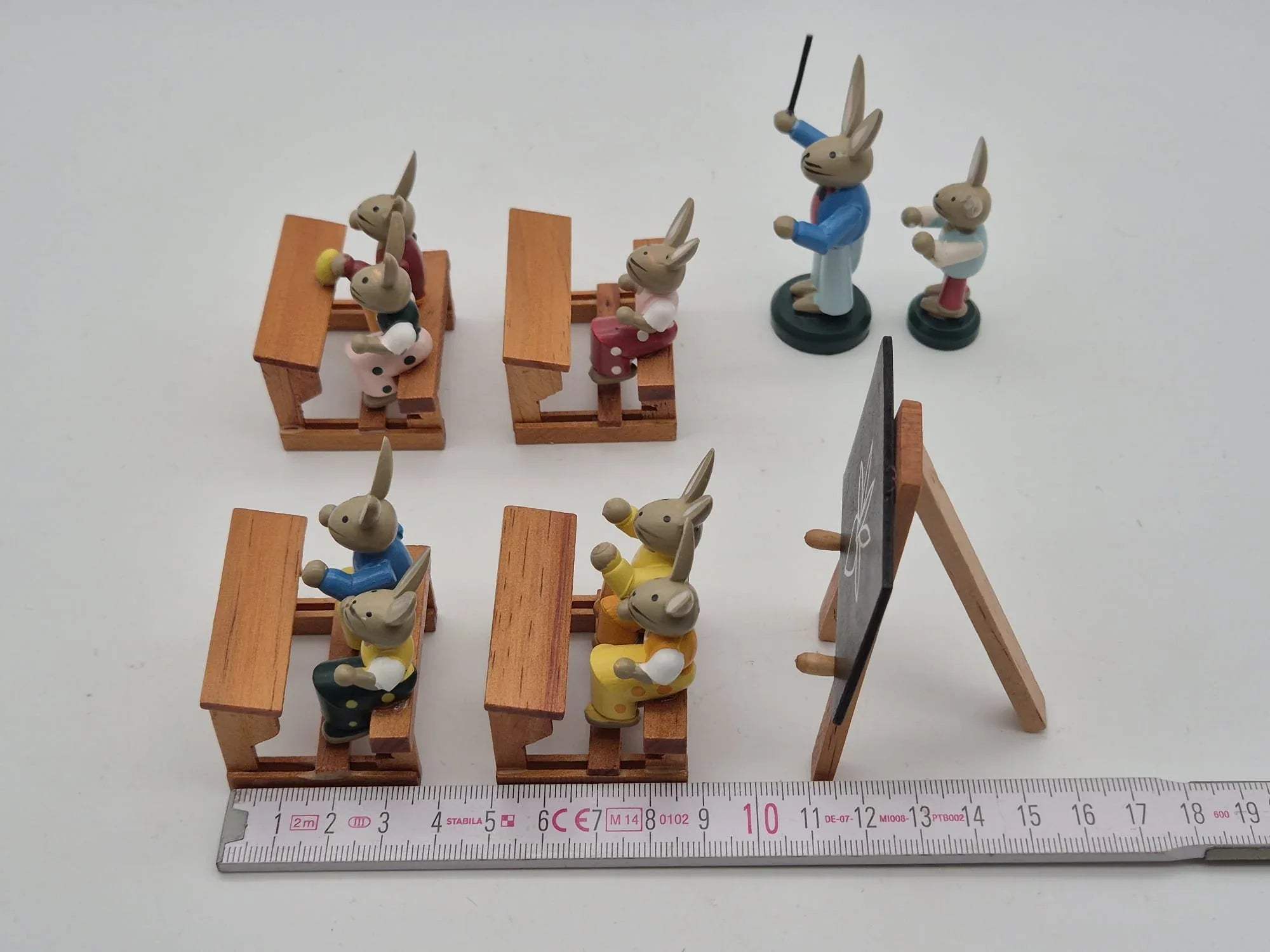 Hasenschule – Osterhasen im Klassenzimmer mit Lehrer und Tafel